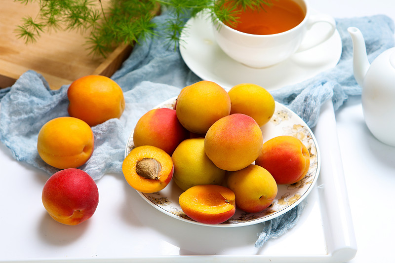 selocan501's tweet photo. Sorry, I brought you apricot candies as a small apology, hope you like them~ https://t.co/YhszY7pLum