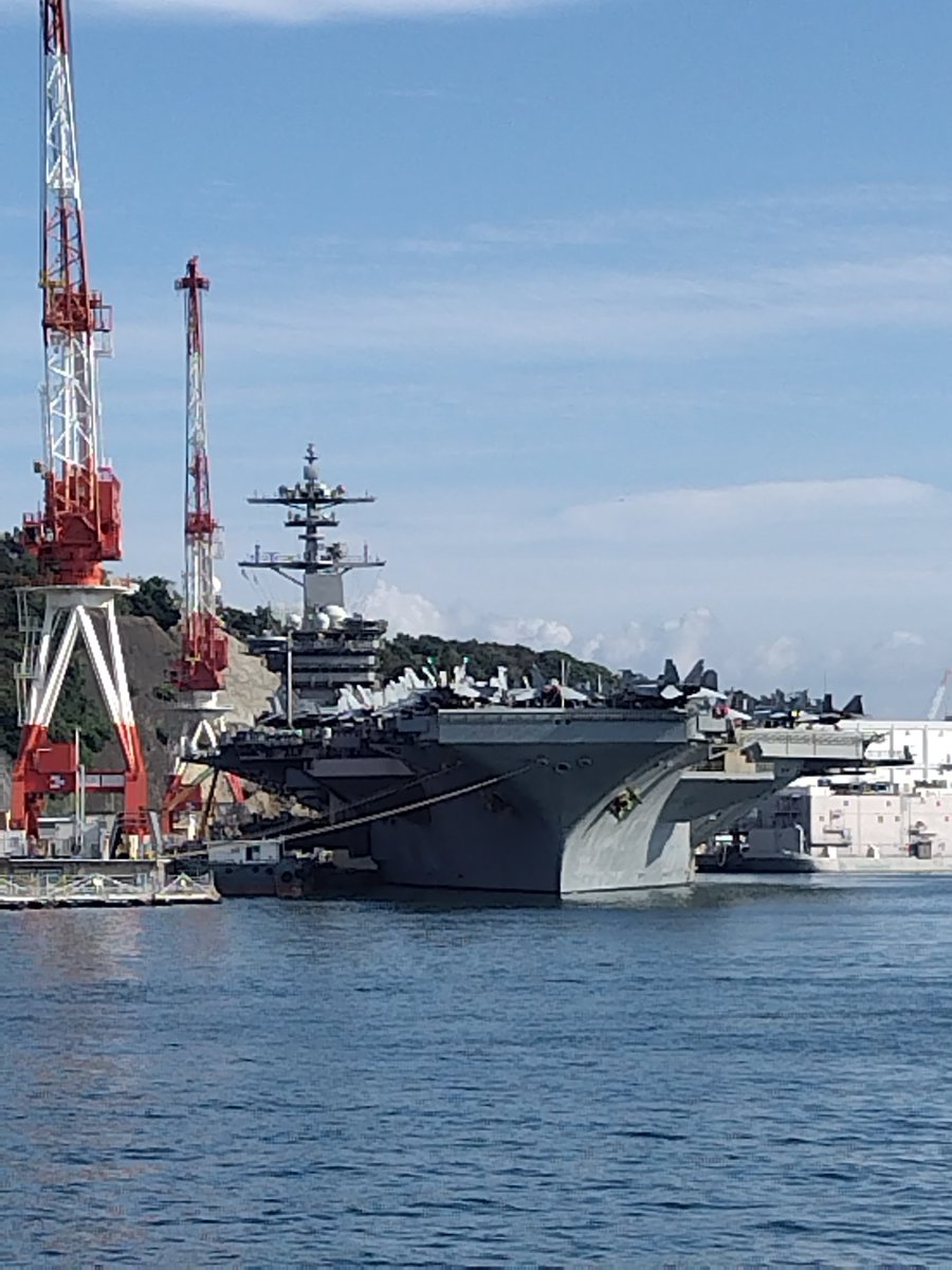 Thunderbirds48's tweet photo. 本日は😎

今朝🌅アメリカ海軍横須賀基地に入港した🚢
米原子力空母 ｢セオドア・ルーズベルト」
USS Theodore Roosevelt CVN-71(@TheRealCVN71)🇺🇸
を見る為👀

「軍港めぐり」に乗船したり🛥️
横須賀で買い物や食事したりと充実した日に👍️
#横須賀基地
#CVN71 https://t.co/kvf3nSfRhg