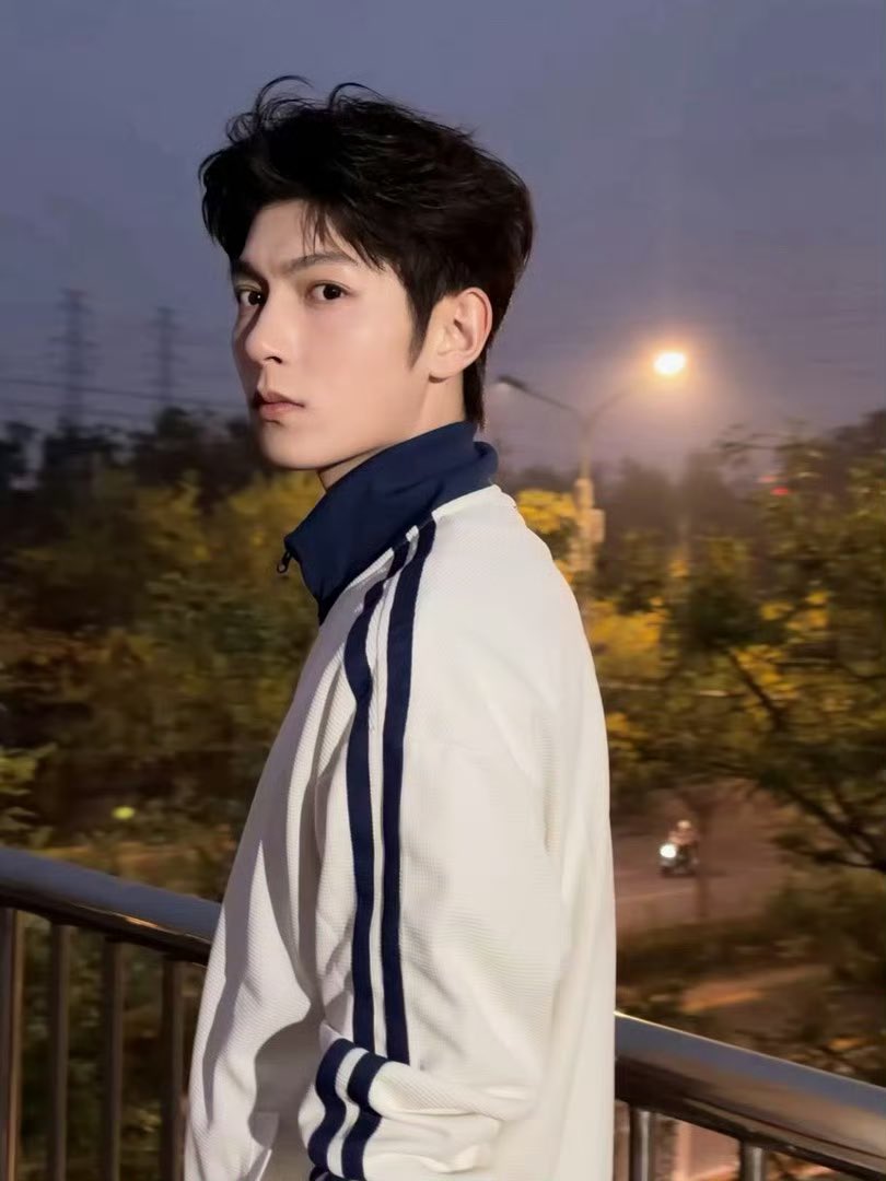 FanzhixinTH's tweet photo. ดึกแล้ว🌠 เสิร์ฟความหล่อของ #ฝานจื้อซิน ให้เป็นเสบียงเติมพลังกันหน่อย

Cr. 嘉行樊治欣工作室

 #ฝานจื้อซิน #fanzhixin #樊治欣 https://t.co/J3eZQ5bR5Q