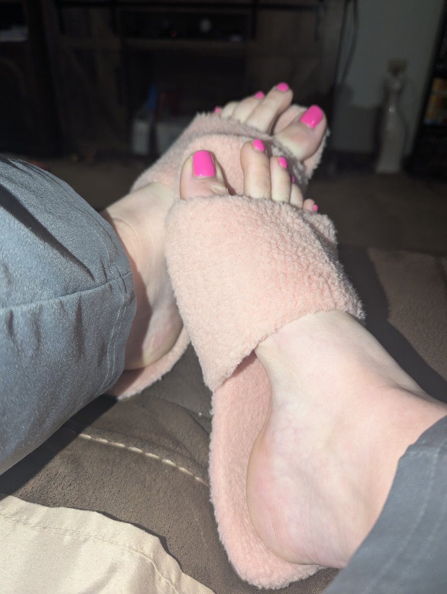 funbbwqueen's tweet photo. Enjoying my pink toes! I wonder what color I'll get next when I get my next pedicure! https://t.co/rSBP0mx2Hy