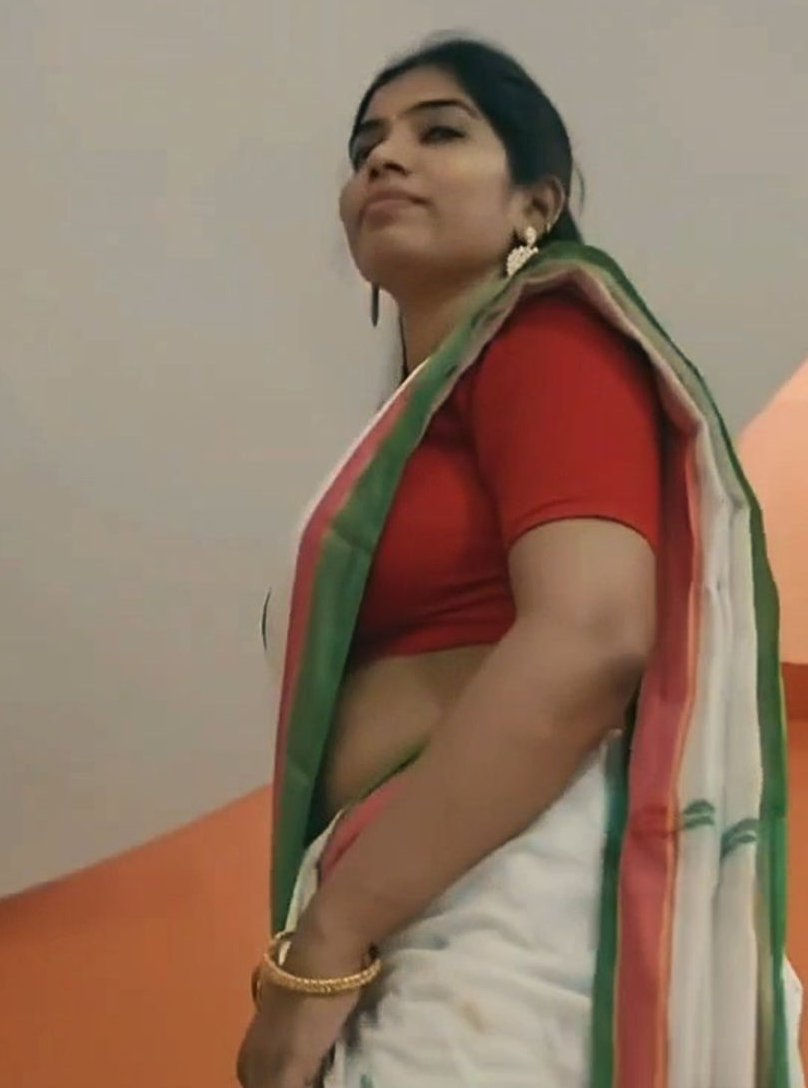 auntyveriyans1's tweet photo. Follower mallu office collegue item kuthi mava sema veri ethura ava molaiya paaka veri aguthu nala pudichu kasiki edukanum pola Iruku enama odambu vachiruka item kuthi mava Semaya ombuva.. Mollaaai maaadu ahh tividyaa oruthan ku gf ahh irunthutu ooruku elam vapati mundai ahh ava pakura ahh antha idupu ava skin color antha mola ayiooo ootha kamma paruvaai alehhh pool ehh thuki adichi therika viduvaa pola nala sweat oda seiyanu🫦