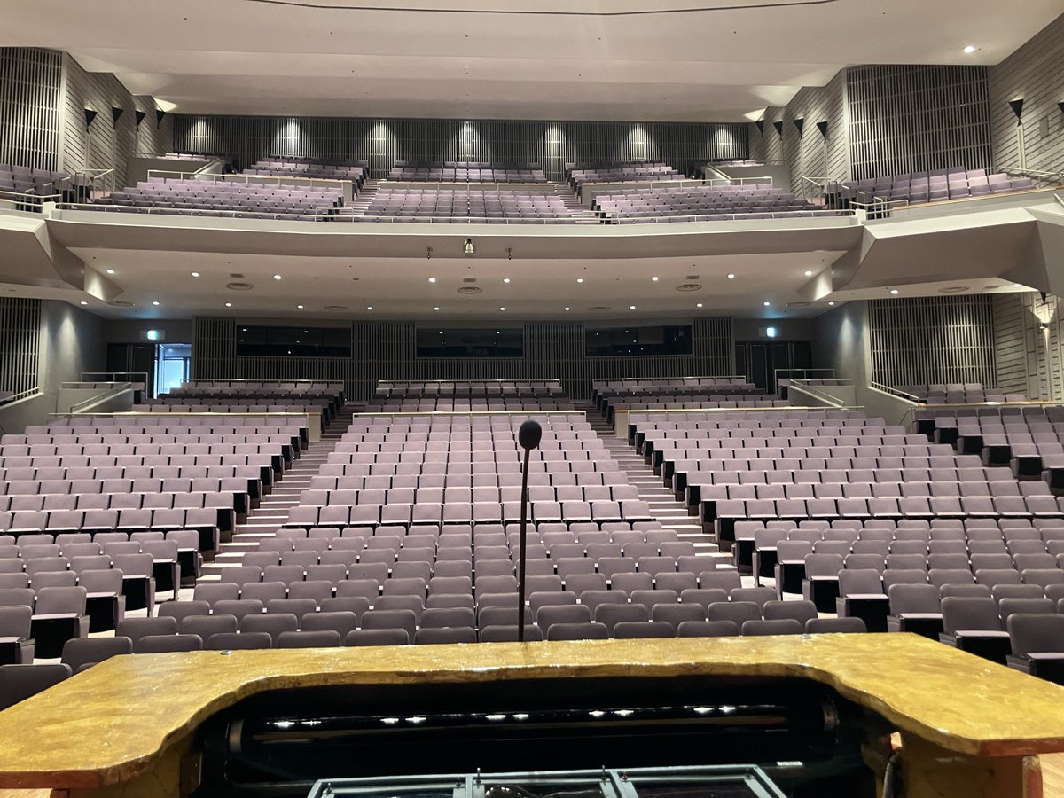 teikitu1mon's tweet photo. 岩手で学校公演、歌奴師匠、枝太郎師匠、上口龍生先生と3公演9校、元若手のおじさん達で頑張りました！

団扇は枝太郎師匠の母校の生徒さん達がお作りになられました。 https://t.co/3sWFilkZvQ
