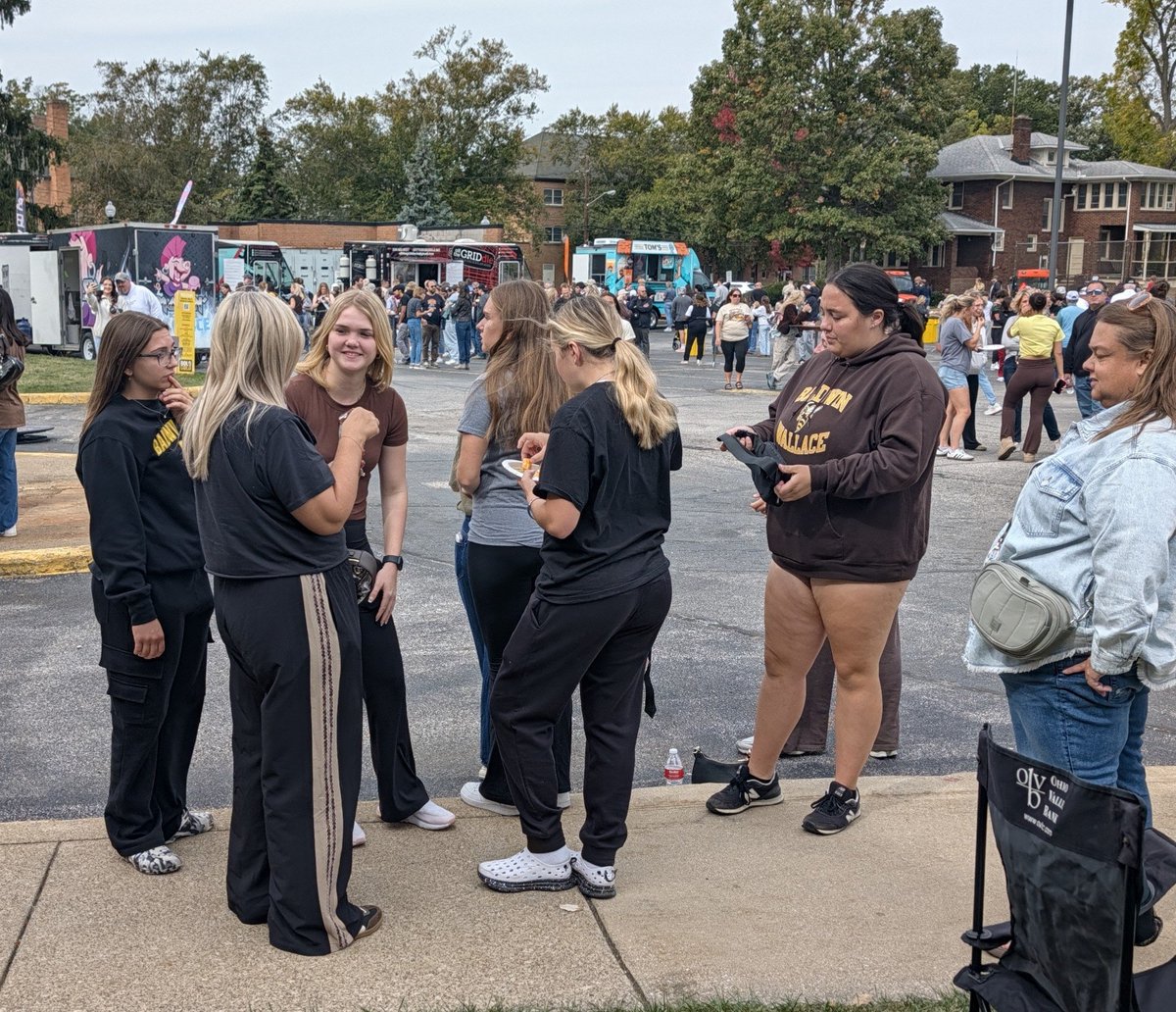 BW_FlagFB's tweet photo. Last Saturday, we had an outstanding day tailgating with our Flag Families present/future  and more. GO JACKETS! #EMPOWERWOMAN #BUILTBYFIRST #BackedbySWARM https://t.co/NsdoVbIYVQ