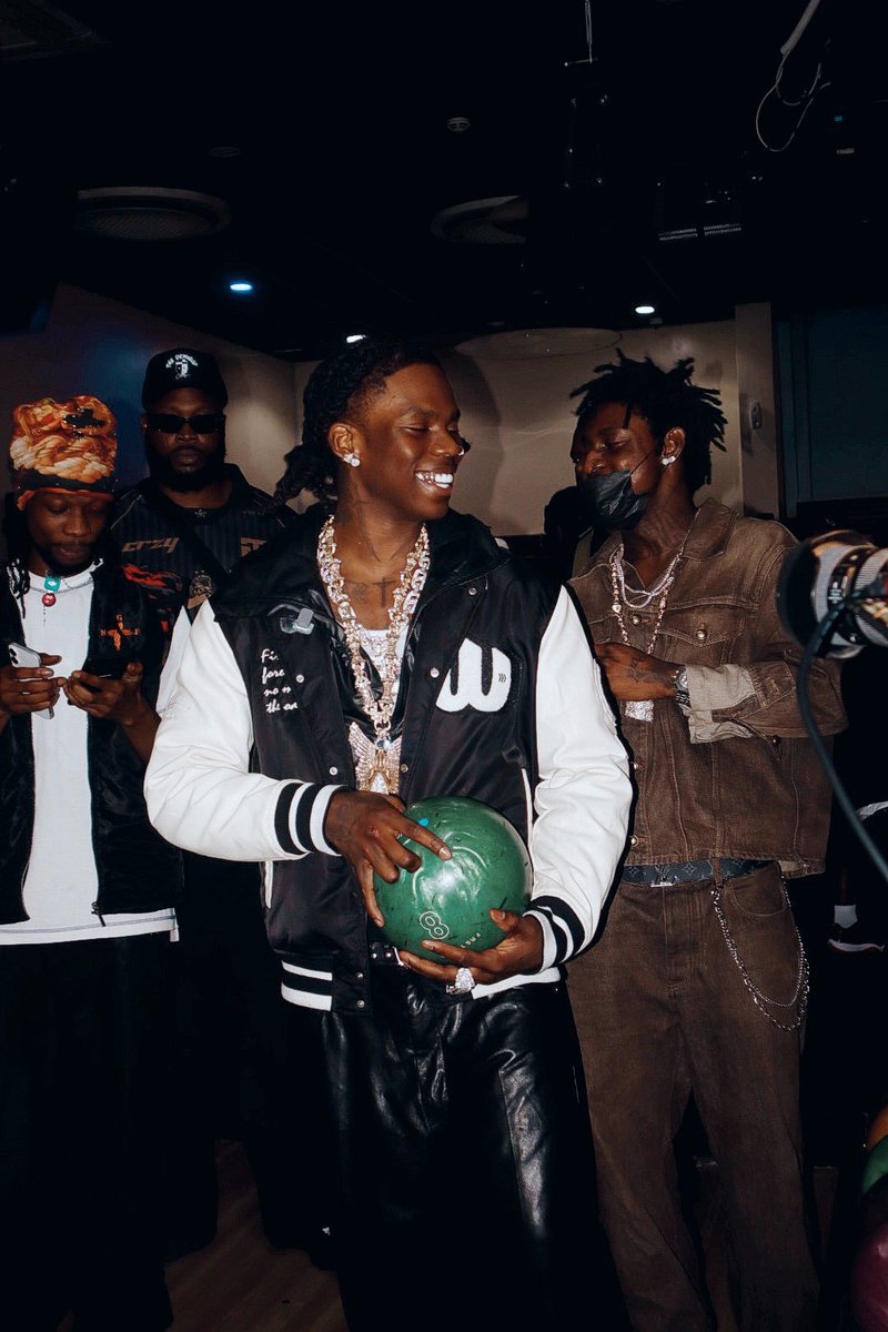 BigBatBigraver's tweet photo. I don't know if it's only me
Buh I love when rema packs his dread to the back, it really look good on him

And surprisingly, it looks good on asake too though it's a fake dread😂😭

The guy no get patience https://t.co/PVfTt5W5rB