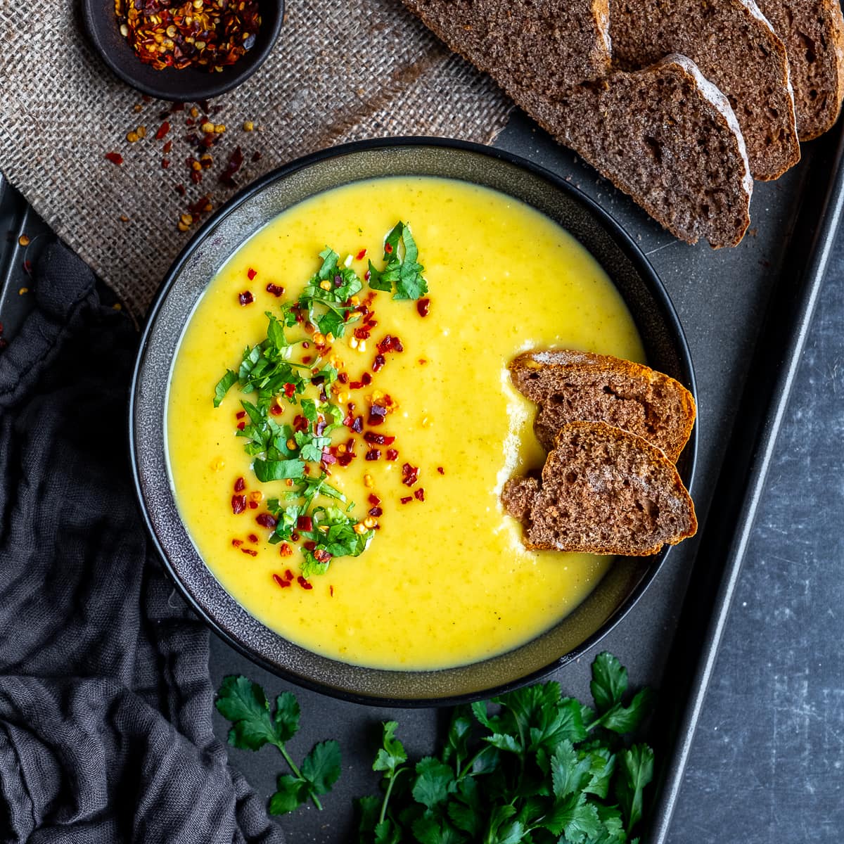 easypeasyfoodie's tweet photo. This Curried Parsnip Soup is unbelievably quick and simple to make – it uses only 4 ingredients and takes less than 30 minutes to make… but delivers delicious results every time!
GET THE RECIPE > https://t.co/fAp7zquKtd
#parsnips #soup #schwartz #currypowder #under500calories https://t.co/1RW4xH2GBN