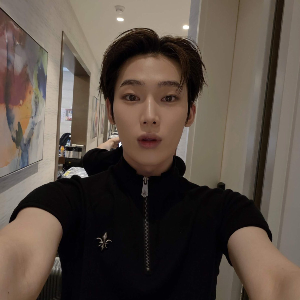 enhypenweverse's tweet photo. [ #선우’s DM ] 261017

🦊: Today was very very good~~
🦊: You seemed a bit surprised [during] Checkmate kekekeke
🦊: You were surprised after seeing my face? Kekekeke
🦊: No but today after Criminal Love everyone seemed to be laughing so I was like what? Apparently Jake hyung sneezed,,
🦊: It was so funny kekekekekeke
🦊: I didn't see it at all [so I was like] what.. Eng??
🦊: I was like that ㅜ
🦊: I'm funny?? Am I funny?? Ing? I was like that alone
🦊: I was really quite very flustered,, Hehe
🦊: [Pictures]
🦊: Tada gift
🦊: I worked out yesterday so I got muscle pain after just one day. My arms are thicker compared to yesterday
🦊: So I went that's the top and wore it heh
🦊: The mole didn't get bigger,, 😑
🦊: I didn't eat black bean noodleeeee
🦊: Really ke
🦊: No fun
🦊: Wow this is that funny??,,
🦊: I'm flustered
🦊: Geez
🦊: Ehem
🦊: Anyway I hope today was a very very happy day [for you]
🦊: Tomorrow I'm going to make it an even happier day [for you]
🦊: Sleep well ❤️

@ENHYPEN_members @ENHYPEN #ENHYPEN #엔하이픈 #SUNOO