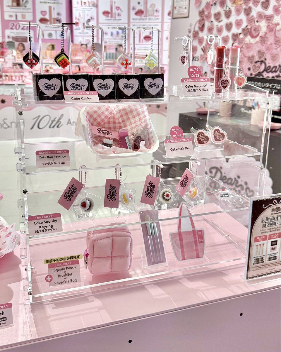mi8321975527510's tweet photo. 【PR】
“rom&nd 10th Anniversary POP-UP”にご招待頂きました🎀

みんな大好きrom&ndが10周年👏🏻
10周年を記念したPOPUPが｢オモカド｣で開催中だよ🌷

10周年を記念したアイテムや購入金額に応じた限定ギフト、POPUP限定イベントもあってワクワクが止まらない…🫶🏻

会場はどこを撮っても映える可愛すぎる空間🎂❤️
rom&ndの10周年の歴史が詰まった年表や今まで販売していたアイテムが大集合‼️
中学生の時使っていたリップと久しぶりに出会えたの👌🏻
懐かしいアイテムが揃っているよ🕊️

10周年を記念したアイテムはパレットもリップも可愛すぎて全部欲しくなっちゃう🌟
パレットはPOPUP限定販売だから絶対チェックして💖
大人気で売り切れちゃうかも…🤔💭

ミッションをクリアして挑戦できるLucky Drawではコスメが当たるかも✌🏻

詳しい詳細はこちら👇🏻

『10周年記念アイテム』
✿THE JUICY LASTING TINT
-限定3色(45.46.47) 1,200円(税抜)
✿10周年 BETTER THAN PALETTE BESTIE EDITION*
-限定2色(01 warm/02 cool) 5,500円(税抜)
✿10周年 ANNIVERSARY MEGA EDITION*
-ティント3色+アイパレット1色 8,900円(税抜)

*POPUP限定販売

『購入金額に応じたギフト』
✿1点以上：Cake Squishy Keyring
✿税込2,500円以上：Cake Hair Pin/Cake Mejirushi*
✿税込3,500円以上：Cake Box Package+ランダムミニリップ
✿税込 5,500円以上：Big Pouch特別価格 ¥990（税込）
[通常価格 2,500円(税込)]
✿10周年アイテムご購入：Cake Clicker

*10月10日~10月18日 Cake Hair Pin/10月19日~10月28日 Cake Mejirushi

『POPUP限定イベント』
①BESTIE MISSION
3つのミッションをクリアしてスタンプを集めよう！
1.公式Instagram フォロー
2.お祝いメッセージ＋投票
3.SNS投稿
→3つクリアでLucky Drawのチャンス！

②10 LUCKY DRAW
10月生まれ・誕生日が10日・ご来場当日がお誕生日
いずれか1つに当てはまればLucky Draw！

③PURCHASE CAMPAIGN
1,000円(税込)以上ご購入でQRコードから応募*！
*応募にはレシートが必要です

ここでしかGET出来ないアイテムをぜひチェックしてみてね❣️

#ロムアンド #ロムアンド10周年