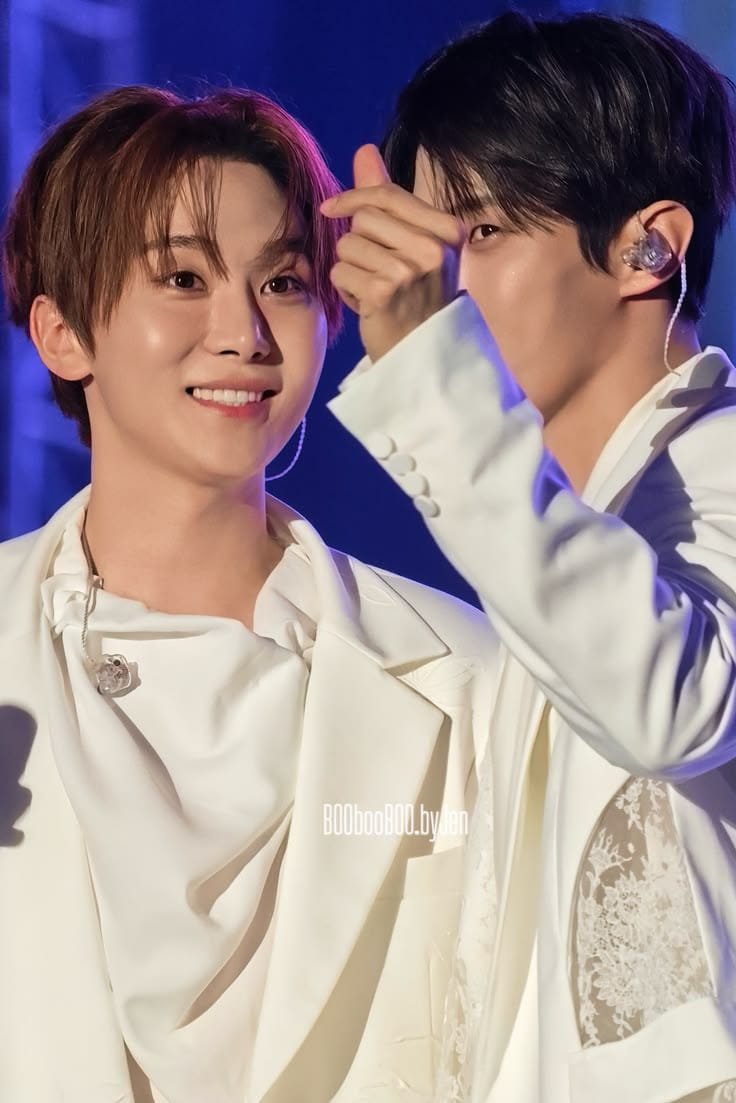 MaddyKwon's tweet photo. Everytime I come across a Jumark concert clip , my mind goes straight to Serenade Booseok . With how similar vibes Junior and Dokyeom have , I couldn't help but think if Seokboo were a BL couple they'd be Jumark . I'm officially going insane byee https://t.co/SCNBkxrX0S