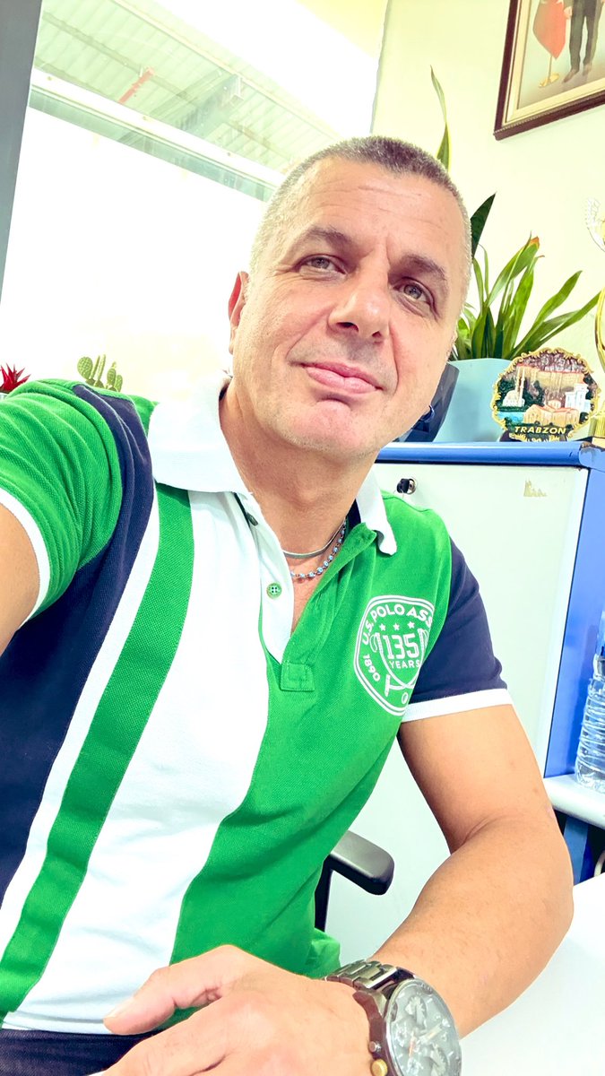 cuneytcingoz's tweet photo. Anneme komşu beni sormuş görüştüğü falan varmı? Annem söylemek için odama geldi, ben o sırada sigara dumanı ile tavana adını yazmaya çalışıyordum 🥳 Bir şey demeden geri çıktı🫰🫠🙈 https://t.co/0cNOfgncsl