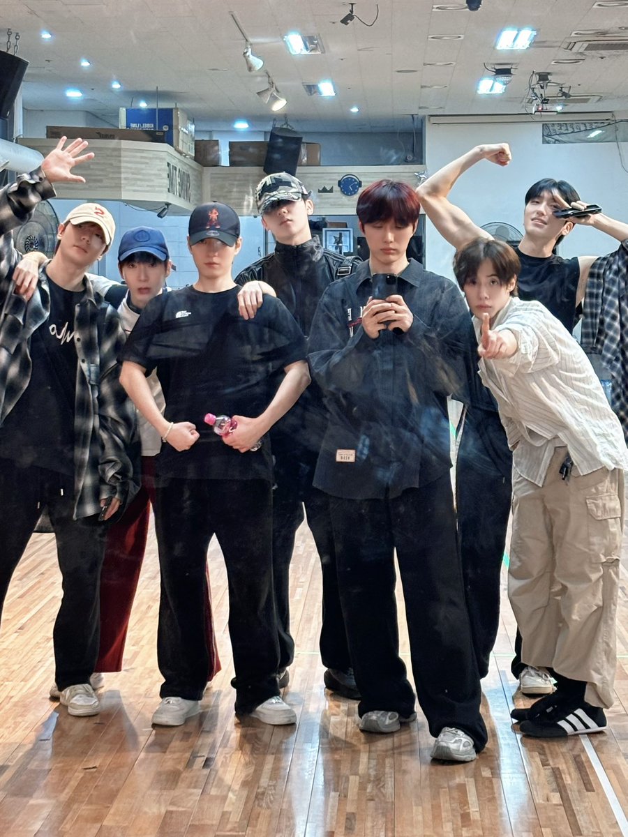 OmegaX_official's tweet photo. [📸]

'BEYOND' IN SEOUL D-1 ❤️‍🔥

#OMEGA_X #오메가엑스 
#OMEGA_X_BEYOND_IN_SEOUL https://t.co/e3ubZpLEgz
