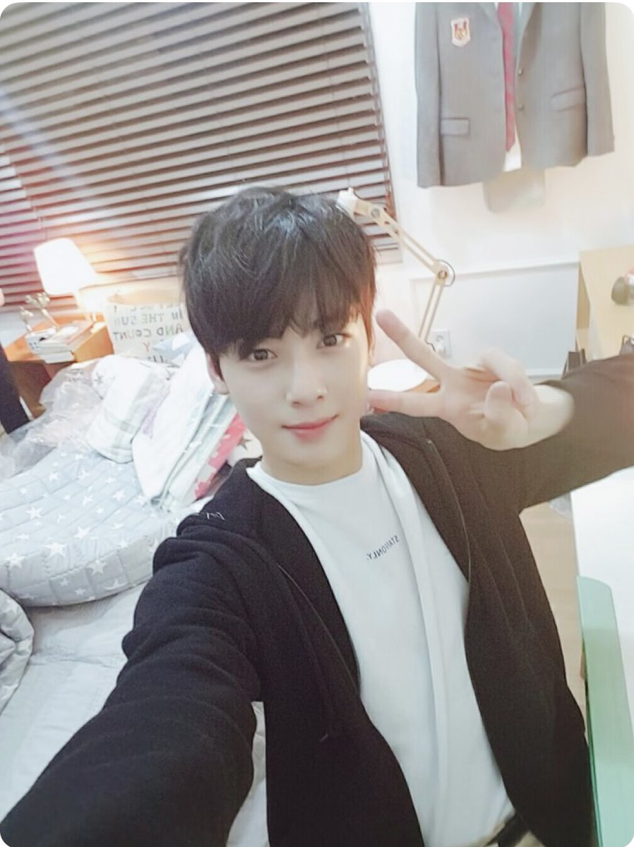 CEWProjects's tweet photo. 26.10.16

Daily military countdown for Eunwoo, marking his journey.

Each day we look back at a moment from Eunwoo’s past on this date, celebrating the memories he has given us over the years while we wait for his return.

Today is Day 446.

On this day ten years ago — October 16, 2016 — Eunwoo met his fans at 11 PM KST for a cozy late-night LieV (a “lying-down” V LIVE), spending part of the evening talking about school, books, music, his trainee days and some of the things he still hoped to achieve. He also shared a little about his bucket list.

One of the things on his bucket list was to earn around 30 different certificates throughout his life, including ones related to caring for pets and plants, psychological testing and scuba diving. Somehow, that already feels so very him — curious, ambitious and always eager to learn, even at just 19 years old.

And of course, his caring side was already there too. As he lay in bed, he reminded fans to keep warm, pull the blanket up over their stomachs because the weather had turned chilly, and even warned them not to let their phones fall onto their faces if they got sleepy while watching. 💜

Shortly after the LieV had ended, already just past midnight KST on October 17, the official ASTRO account shared another photo of him with the message:

“Did sweet sleep come calling? Everyone, Cha-night. 😴😪”

So while some later uploads list the broadcast under October 17, the LieV itself was on October 16, 2016.

Full LieV
🔗https://t.co/Gc3Jiy7xrQ

We will be here every day until he returns.✨

#CHAEUNWOO #차은우 
@CHAEUNWOO_offcl