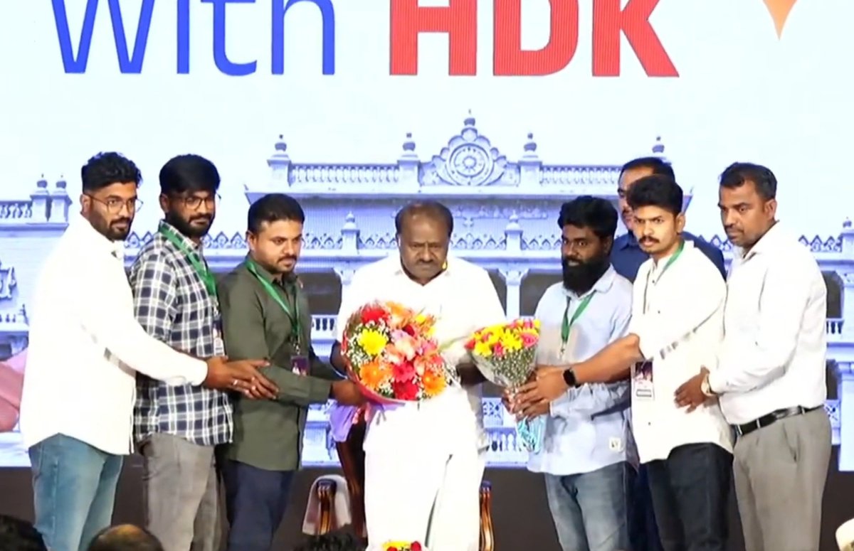 Sandeepraiii's tweet photo. ಇಂದು ನಮ್ಮ @KSVS ಸಂಘಟನೆಯ ಪ್ರದಾನ ಕಾರ್ಯದರ್ಶಿಗಳಾದ ಮಾನ್ಯ ಶ್ರೀ #ಸಂದೀಪ್ ರೈ ಅವರು ವಿದ್ಯಾರ್ಥಿಗಳ ಸಮಸ್ಯೆಯನ್ನು  ಕೇಂದ್ರ ಸಚಿವರಾದ ಸನ್ಮಾನ್ಯ ಶ್ರೀ @hd_kumaraswamy ಅವರ ಗಮನಕ್ಕೆ ತಂದರು. ರಾಜ್ಯದ ರೈತರು ಹಾಗೂ ಯುವಕರ ಸಂಕಷ್ಟಗಳಿಗೆ ಸ್ಪಂದಿಸುವ #ಮಾತೃ ಹೃದಯಿ ಕುಮಾರಸ್ವಾಮಿಯವರಿಗೆ ಧನ್ಯವಾದಗಳು....

. #ಭ್ರಷ್ಟಾಚಾರದ ವಿರುದ್ಧ ನಮ್ಮ ಪ್ರಾಮಾಣಿಕ ದ್ವನಿ ನಿರಂತರವಾಗಿರಲಿದೆ ...

ನವೀನ್ ಹಳೆಮನಿ 
ರಾಜ್ಯ ಸಂಚಾಲಕರು 
ಕರ್ನಾಟಕ ಸ್ವಾಭಿಮಾನಿ ವಿದ್ಯಾರ್ಥಿ ಸಮೂಹ 

@Nikhil_Kumar_k @HMRameshGowda @SANDEEPRAI