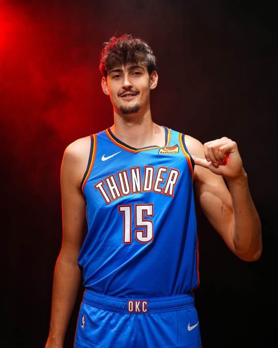 PasionBasketNBA's tweet photo. El @casademontBZ ha emitido el siguiente comunicado respecto a Aday Mara:

“Basket Zaragoza comunica, en relación con el transfer internacional de Aday Mara, cuya tramitación y resolución corresponde exclusivamente a la FEB y a la FIBA como organismos competentes, y a la NBA como organismo receptor, que no ha recibido solicitud alguna y que, en caso de hacerlo, el Club se opondrá formalmente a la concesión del transfer, al tener el jugador contrato en vigor para la disputa de la temporada 2026/2027 con Basket Zaragoza 2002 SAD.

Esta posición ya fue comunicada formalmente por Basket Zaragoza, con posterioridad al Draft de la NBA celebrado en junio de 2026, a FEB, FIBA, NBA y Oklahoma City Thunder, y ha sido reiterada ante los organismos competentes, por lo que constituye un extremo conocido por todas las partes implicadas.

La normativa FIBA no exige transfer internacional para jugar en la NCAA, que no la reconoce. Por eso, cuando el jugador se incorporó a UCLA (NCAA) en 2023, el Club no condicionó su salida a la concesión de un transfer, sino que defendió sus derechos ante los tribunales. Eso no significa que esa salida extinguiera el contrato ni que el jugador quedara fuera del sistema FIBA.

Basket Zaragoza desea a Aday Mara la mejor trayectoria posible en sus nuevos retos deportivos y mantiene intacta la vocación de continuar formando jugadores en su cantera. Al mismo tiempo, como entidad, el Club tiene la obligación de velar por sus derechos, por el cumplimiento de los contratos en vigor y por la defensa de los intereses de Basket Zaragoza, adoptando las medidas legales necesarias".