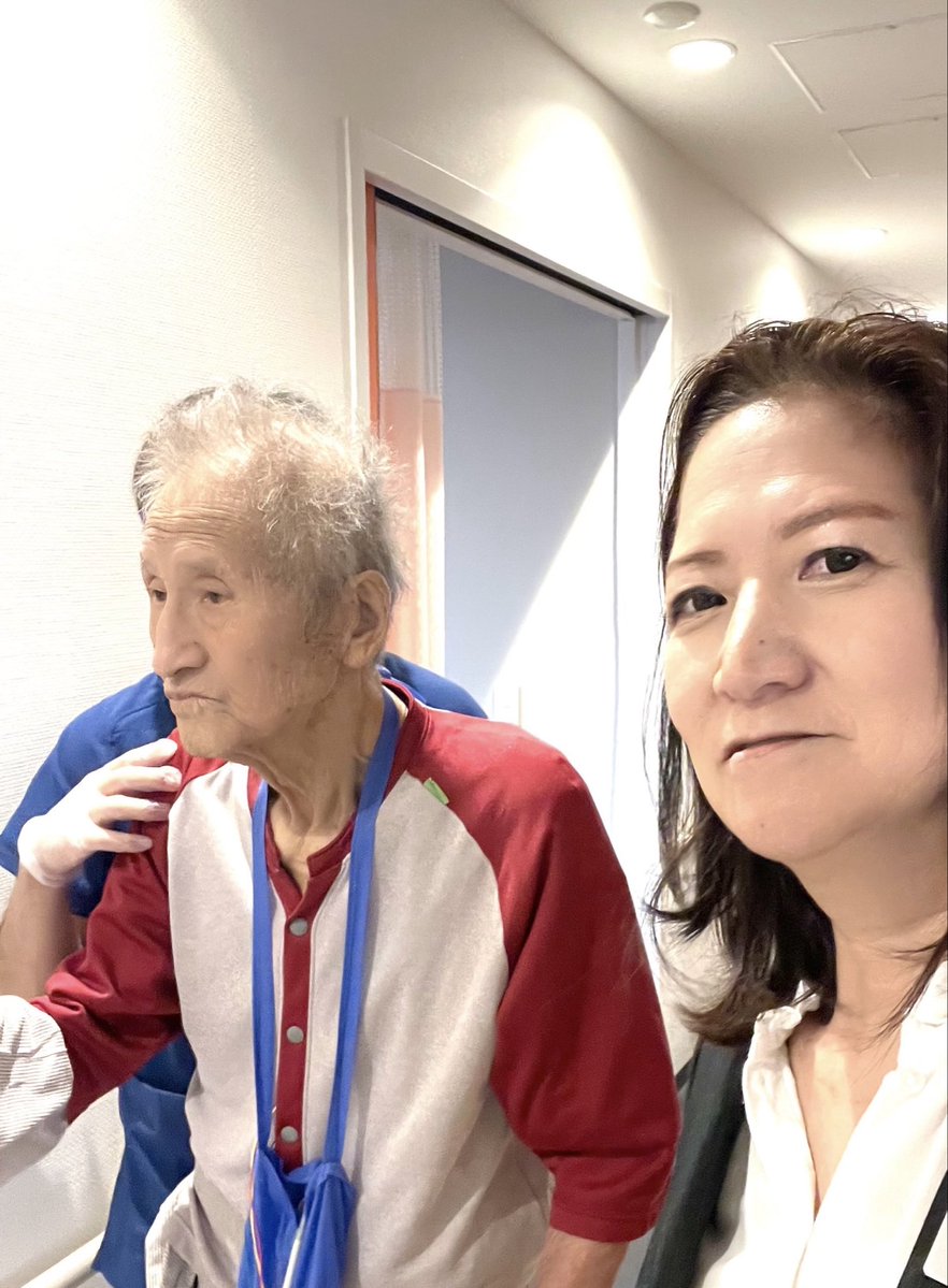 naoko_onoue's tweet photo. 今日は、日台友好議員連盟の総会後、父の病院へ。
今日からリハビリを開始。
病室周りですが、ちょびちょび歩いてました。
頑張れー、お父さん！
動いたからか、夕食の
ハンバーグ、完食。
歩いて、食べて、体力つけて行こう🚶
お前は、いつも元気そうだなぁと
ベッドに転がって
大笑いしてました😆
えぇ、食欲の秋でアンパンマンみたいですけど、何か？
ダイエットは明日から🫡