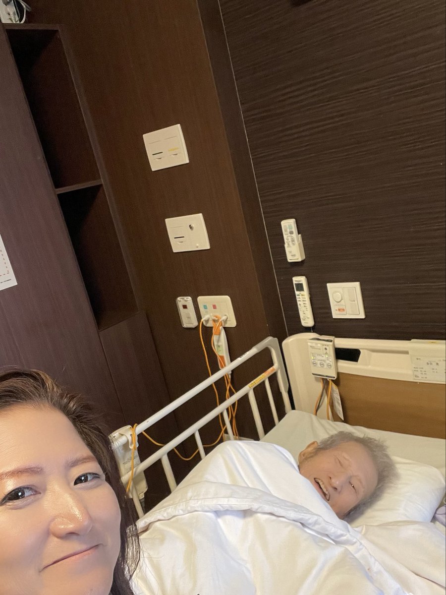 naoko_onoue's tweet photo. 今日は、日台友好議員連盟の総会後、父の病院へ。
今日からリハビリを開始。
病室周りですが、ちょびちょび歩いてました。
頑張れー、お父さん！
動いたからか、夕食の
ハンバーグ、完食。
歩いて、食べて、体力つけて行こう🚶
お前は、いつも元気そうだなぁと
ベッドに転がって
大笑いしてました😆
えぇ、食欲の秋でアンパンマンみたいですけど、何か？
ダイエットは明日から🫡