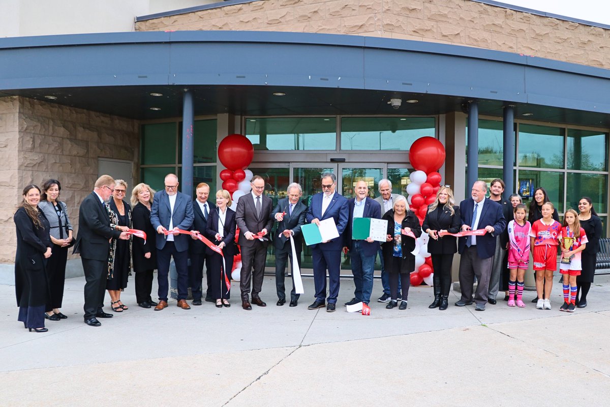 TownOfFortErie's tweet photo. Congratulations to Peace Bridge Duty Free on its official Grand Re-Opening. Travelers heading across the border can enjoy a wide range of amenities, including duty-free shopping, food and beverage options, restrooms, and a welcoming place to break before continuing their journey. https://t.co/8b9TImgLkk