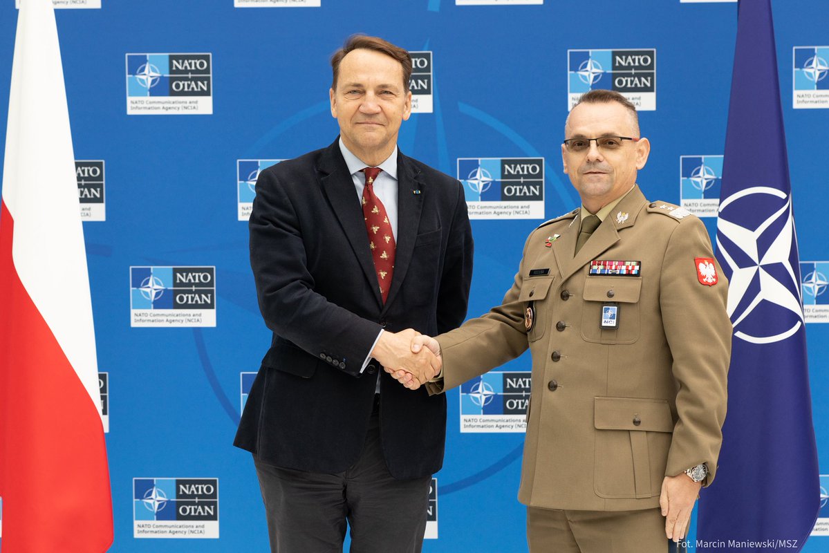 MSZ_RP's tweet photo. 📍 Haga 🇳🇱

Podczas wizyty w Niderlandach wicepremier, minister spraw zagranicznych @sikorskiradek odwiedził Agencję Łączności i Informacji NATO (NCIA), gdzie szefem sztabu agencji jest polski gen. Krzysztof Kociuba.

W programie znalazła się dyskusja na temat działalności agencji, w tym rozwiązań opartych na sztucznej inteligencji i wykorzystywaniu nowych technologii. 🌐