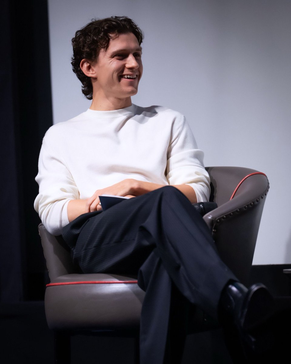 happyfionn's tweet photo. he looks so good https://t.co/EYjsTa2BlT