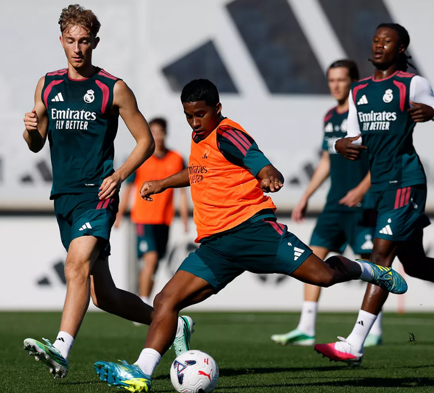 theMadridZone's tweet photo. Endrick in training 🇧🇷🔫 https://t.co/3gR7Fj4D4Z