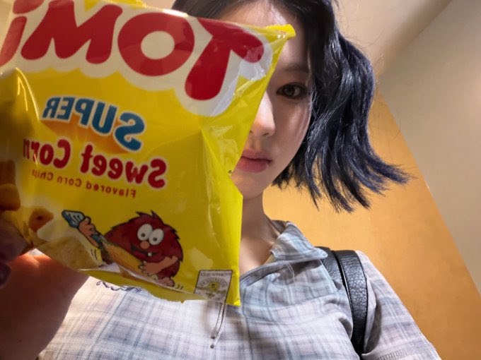 IsaSwoon's tweet photo. @MinjiSwoon Makan chiki.. 🧍🏻‍♀️ https://t.co/2X2HsFZGoJ