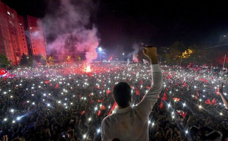 dailyenii's tweet photo. Ekrem İmamoğlu;

 “Bir buçuk yıldır neden buradayım? Seçimi iptal ettiler, olmadı. Önce 13 bin 600 oy farkıyla kazandığım seçimi yeniledim ve 806 bin oy farkıyla kazandım. Beni sandıkta yenemediler, onun için buradayım" https://t.co/IzHoAkgy3p