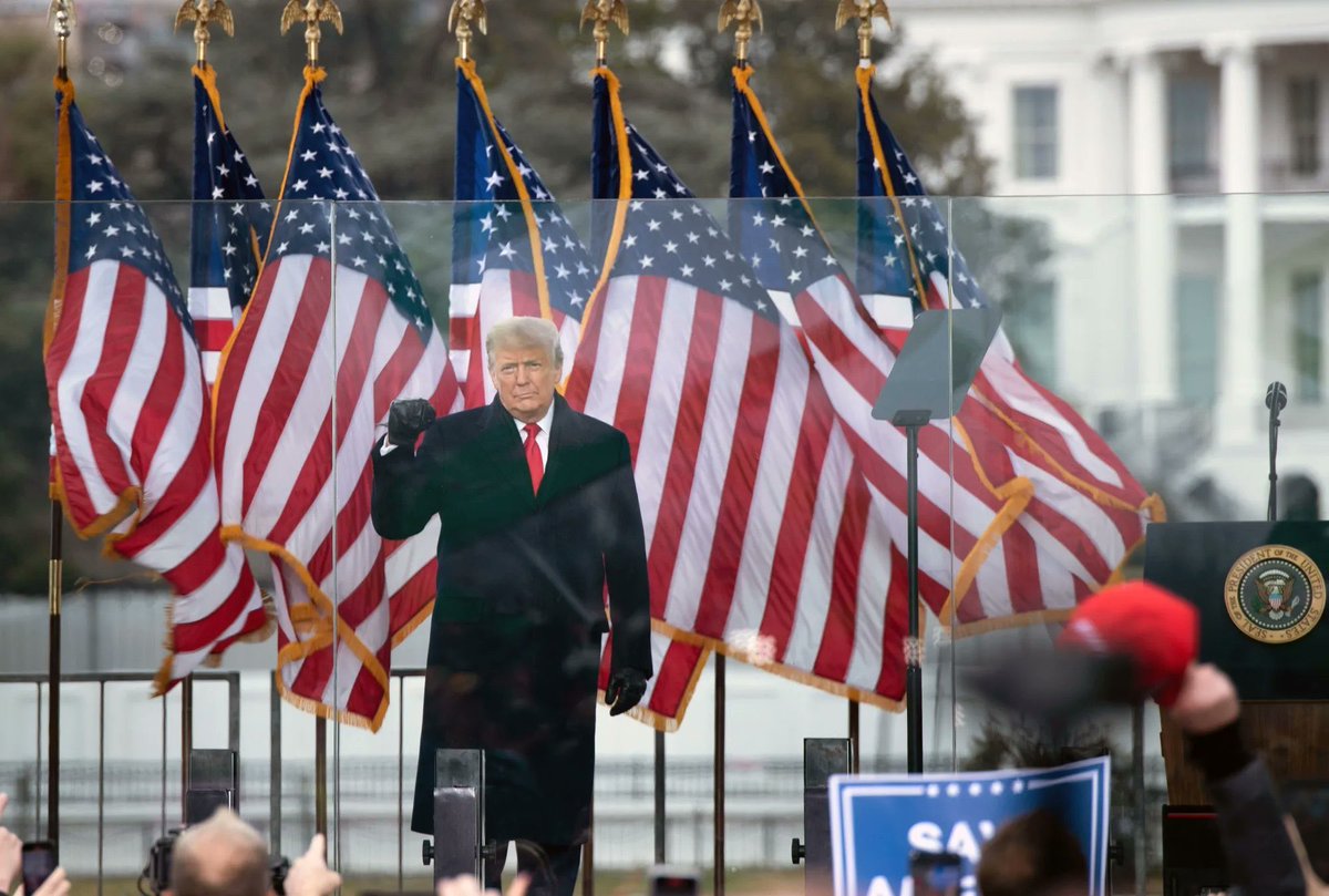 L_ThinkTank's tweet photo. ‼️[ 🇺🇸 ÉTATS-UNIS ]

🔸Des proches de Donald Trump évoquent ouvertement l’instauration de la loi martiale si les élections de mi-mandat de novembre sont jugées truquées.

Peter Ticktin, ami d’enfance et avocat de Trump, estime que cette mesure pourrait être nécessaire, ainsi que la saisie des bulletins de vote et du matériel électoral. D’autres militants proposent de suspendre les élections ou d’invoquer des pouvoirs d’urgence pour modifier les systèmes de vote.

Des experts juridiques rappellent que Donald Trump n’a pas le pouvoir de reporter les élections fédérales, de saisir le matériel électoral ou de contourner les lois électorales des États, même sous la loi martiale, selon Axios.