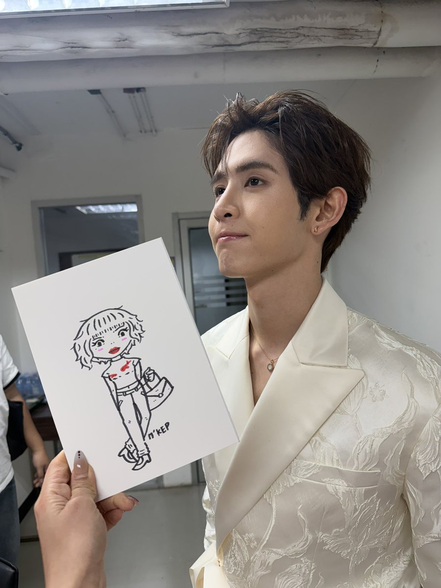 kerdomundi's tweet photo. เอาแต่พอดีพองามเด้อเจมส์เอ้ย ขอบคุณหลาย แต่แม่ใส่กระโปรง เลอะลิปเจ้าด้วย ชีกางเกงในรูปเป็นไผ!!! 
#JamesSu https://t.co/loxS9nZVtu