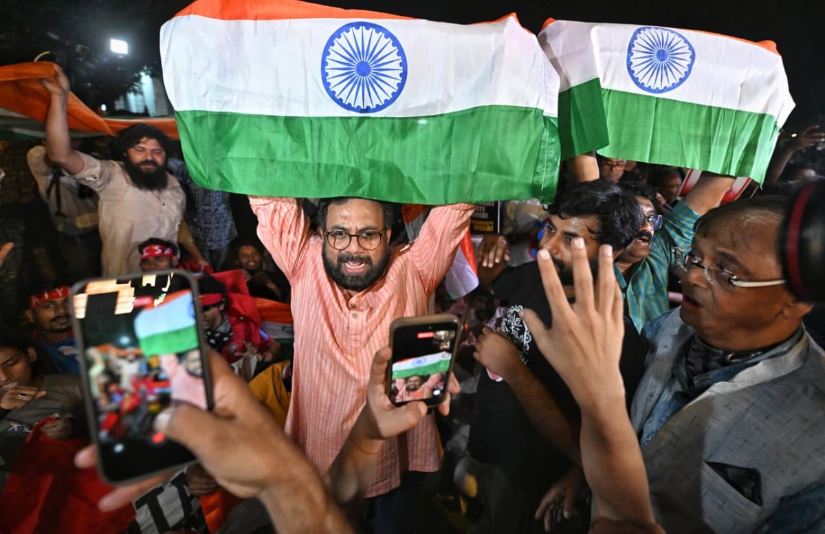 JohnBrittas's tweet photo. Defying the ban orders in CP, hundreds of students and youth activists from Leftist organisations have retaken Central Park. It is ours — not anybody’s private property. We sang the national anthem and held the national flag high. We will be here again, come what may.

Lehara do 🇮🇳

#tiranga #savedemocracy #GyaneshMustResign