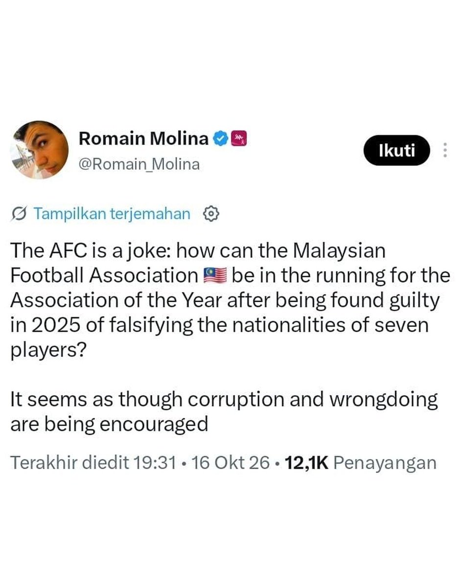 FIndonesiaa's tweet photo. JURNALIS TOP EROPA SEBUT AFC LAWAK! 😳

Jurnalis investigasi asal Prancis, Romain Molina, melayangkan kritik keras kepada AFC setelah Asosiasi Sepak Bola Malaysia (FAM) masuk nominasi Association of the Year.🙅‍♂️🇲🇾

Padahal, FAM baru saja dinyatakan bersalah pada tahun 2025 karena kasus pemalsuan data kewarganegaraan tujuh pemain naturalisasi.❌👨

🗣️"AFC itu lelucon: bagaimana bisa Asosiasi Sepak Bola Malaysia masuk nominasi Asosiasi Terbaik Tahun Ini setelah dinyatakan bersalah pada 2025 karena memalsukan kewarganegaraan tujuh pemain? Sepertinya korupsi dan kecurangan justru didorong."

Kritik ini pun ramai disetujui netizen yang menilai AFC terkesan menutup mata terhadap kasus serius yang mencoreng sepak bola Asia.🤦🏻‍♂️