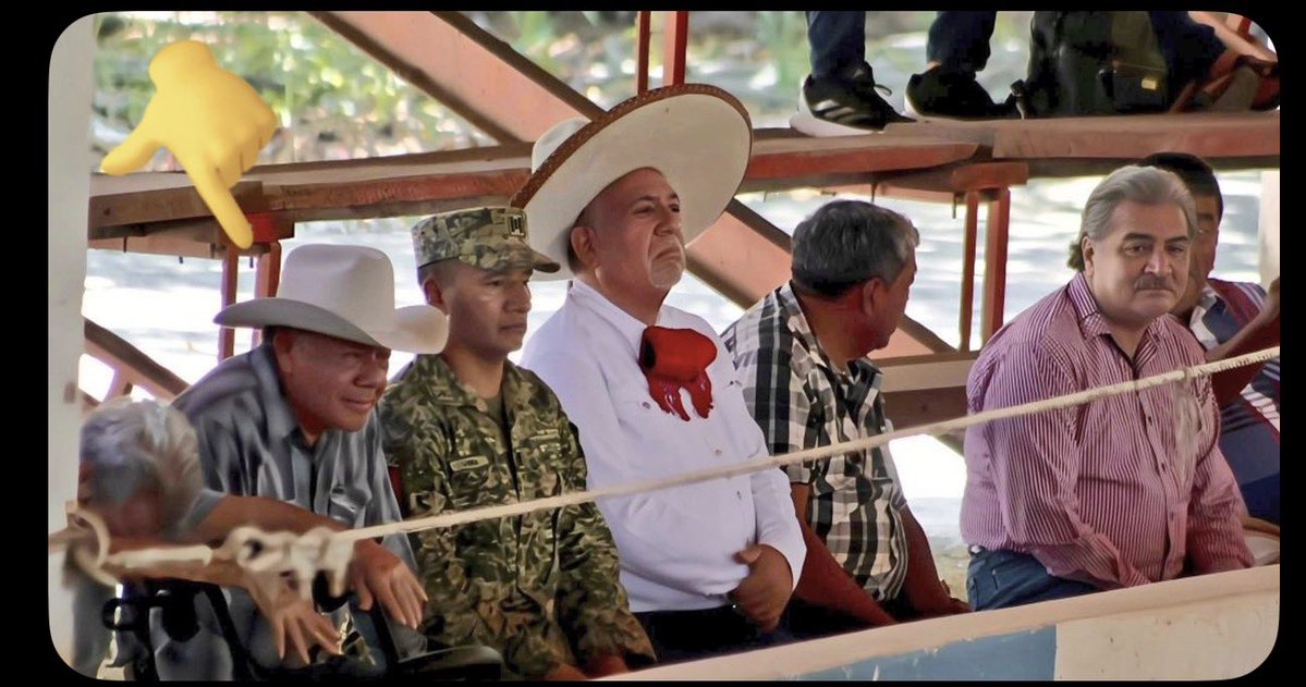 luzelenachavez8's tweet photo. Audomaro Martínez, el ex titular del Centro Nacional de Inteligencia de López Obrador, anda bien cuidado por militares, como se aprecia en la imagen, en la que el general que reservó por 5 años sus bienes, le sobra dinero para divertirse en corridas de toros, palenques y charrería  en su natal Tabasco, donde es intocable. 

Audomaro no se preocupa por todos los delitos que han salido en su contra porque es uno de los “encargos” de López Obrador a @Claudiashein y a la fiscal @ErnestinaGodoy_ que, si les preguntan, dirán que no tienen expediente abierto porque no hay pruebas en su contra. 

Sobre su patrimonio que creció como el agua que les sobra en Tabasco, se sabe que invirtió sus ganancias en inmuebles en CDMX, Querétaro, Quintana Roo y, desde luego, en Tabasco. 

Audomaro es el del sombrero de alas blanco, muy pegadito al militar. 

Por cierto, si aún no conocen el pasado de este hombre vean el reportaje que hizo @artur_espinosa porque es bastante acertado.