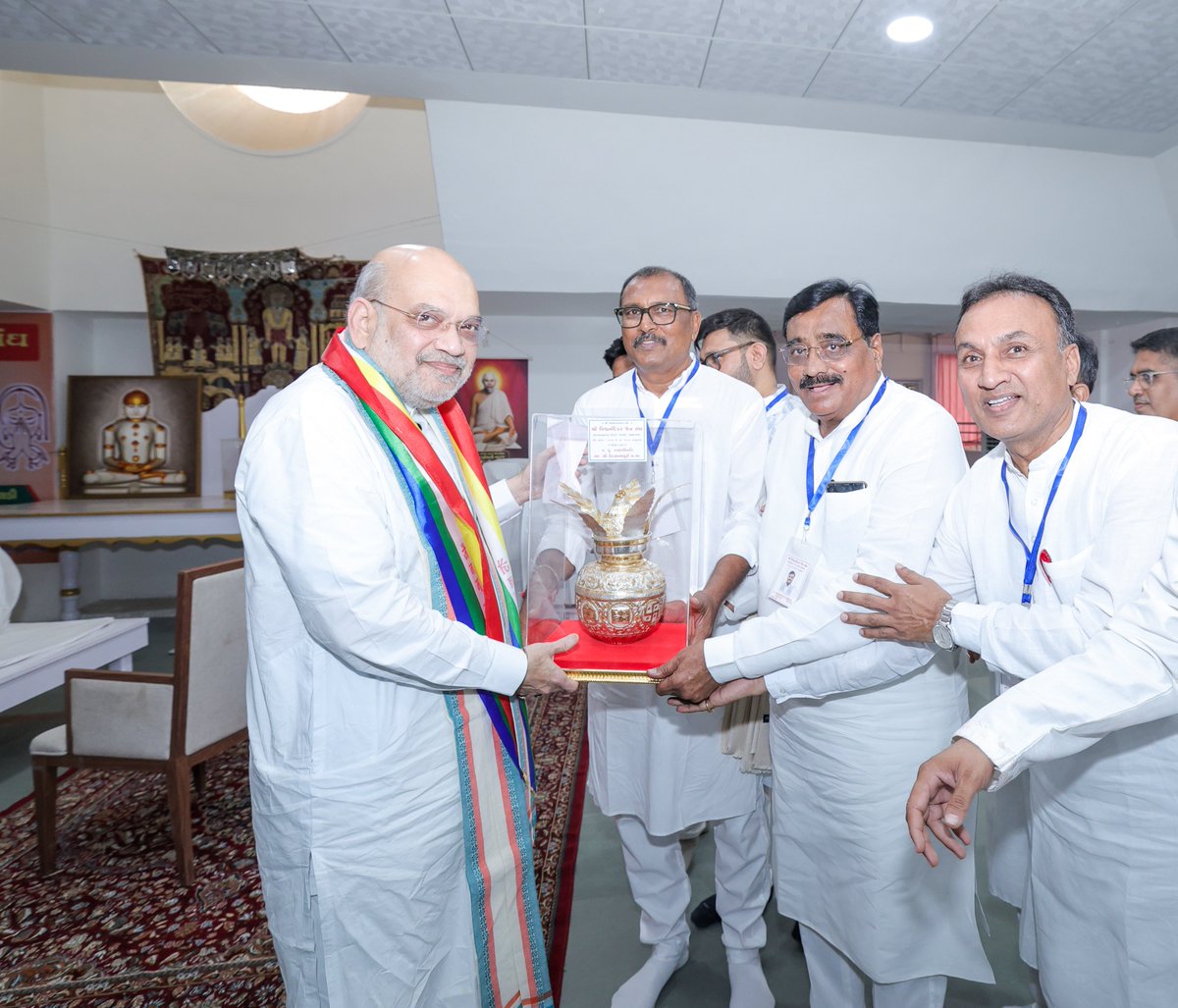AmitShah's tweet photo. ભગવાન મહાવીરે બતાવેલા માર્ગ પર ચાલીને સંત સમાજ જે રીતે ધર્મ, સેવા અને સંસ્કારોની જ્યોત પ્રજ્વલિત રાખી રહ્યો છે, તે સમગ્ર સમાજ માટે પ્રેરણારૂપ છે.

અમદાવાદમાં ગચ્છાધિપતિ પરમપૂજ્ય આચાર્ય શ્રી ઉદયપ્રભ સૂરીશ્વરજી મહારાજ સાહેબના દર્શન કરી તેમના આશીર્વાદ પ્રાપ્ત કર્યા.

अहमदाबाद में गच्छाधिपति परमपूज्य आचार्य श्री उदयप्रभ सूरीश्वर जी महाराज के दर्शन कर उनका आशीर्वाद लिया।