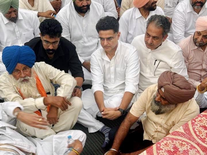 SachinPilot's tweet photo. आज मानसा में स्व. परविंदर सिंह झोटा जी के परिवार से मुलाकात कर उन्हें सांत्वना दी। इस कठिन समय में मेरी गहरी संवेदनाएँ परिवार के साथ हैं।

पंजाब में नशे का बढ़ता प्रकोप बेहद चिंताजनक है। चिट्टे की समस्या ने युवाओं के भविष्य और अनगिनत परिवारों की खुशियों को छीना है। यह केवल कानून-व्यवस्था का मुद्दा नहीं, बल्कि पंजाब की एक पूरी पीढ़ी को बचाने की लड़ाई है।

@RahulGandhi जी, कांग्रेस पार्टी और हम इस कठिन समय में परिवार सहित नशे की समस्या से जूझ रहे सभी परिवारों के साथ खड़े हैं। नशे के कारोबार में शामिल लोगों पर सख्त कार्रवाई, जवाबदेही और ठोस परिणाम सुनिश्चित करने होंगे।

@kcvenugopalmp @priyankagandhi @PargatSOfficial @Partap_Sbajwa @CHARANJITCHANNI @RajaBrar_INC @Sukhjinder_INC @VijayIndrSingla @GurjeetSAujla @SurajThakurINC @Dalvi_INC @INCIndia @INCPunjab