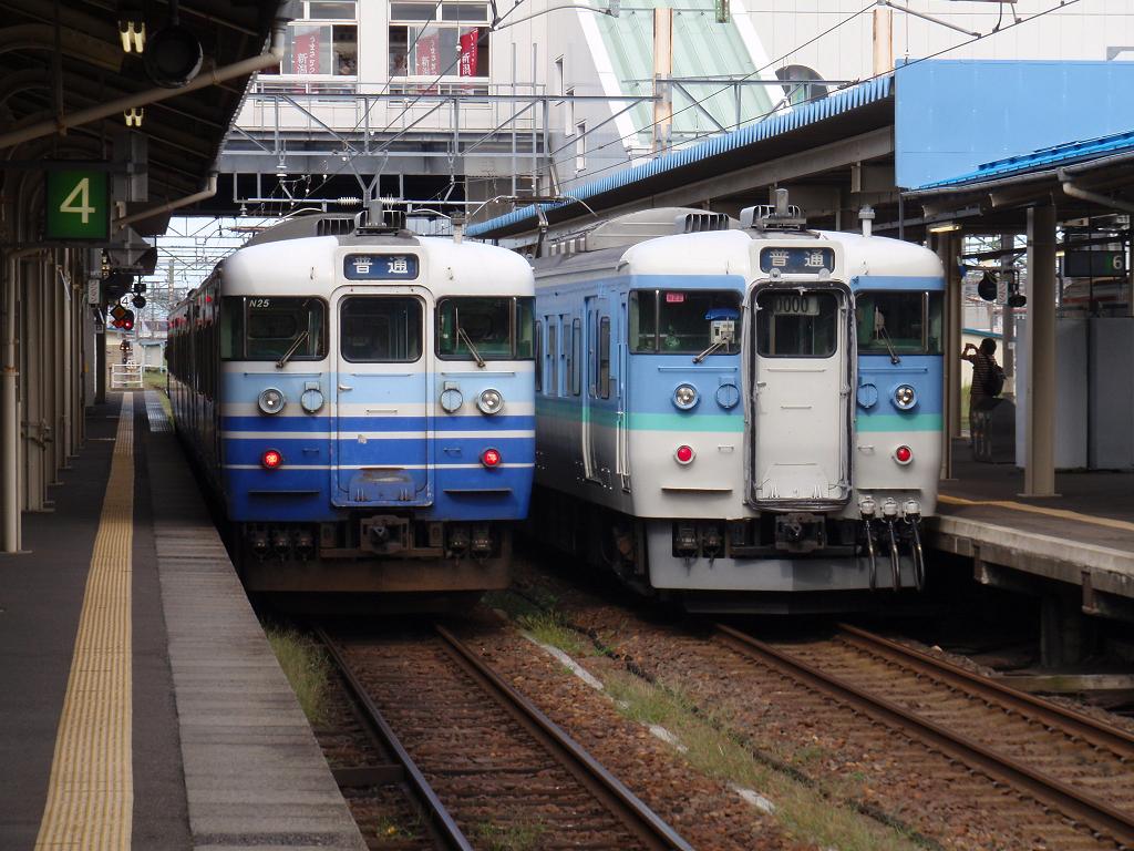 wQ3N1blCJ65808's tweet photo. 2009年9月の直江津駅。
信越本線長野車・新潟車と、北陸本線。

#直江津 #信越本線 #北陸本線 #115系 https://t.co/HHbH3Gh30U