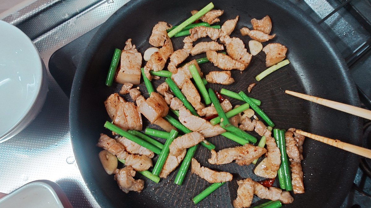 AlbertHatsuda's tweet photo. 先日、梅菜扣肉(メイツァイコウロウ)を作った際に余った豚バラ肉で台湾の客家の保存肉　鹹豬肉(シエンジューロウ)を作ったので、今日はその炒め物である台湾客家料理の一つ　炒鹹豬肉(チャオシエンジューロウ)を作りました👨‍🍳🇹🇼
ガツンとくる塩味と五香粉の風味はビールと白ご飯が進みます. https://t.co/67yfpHuzAI