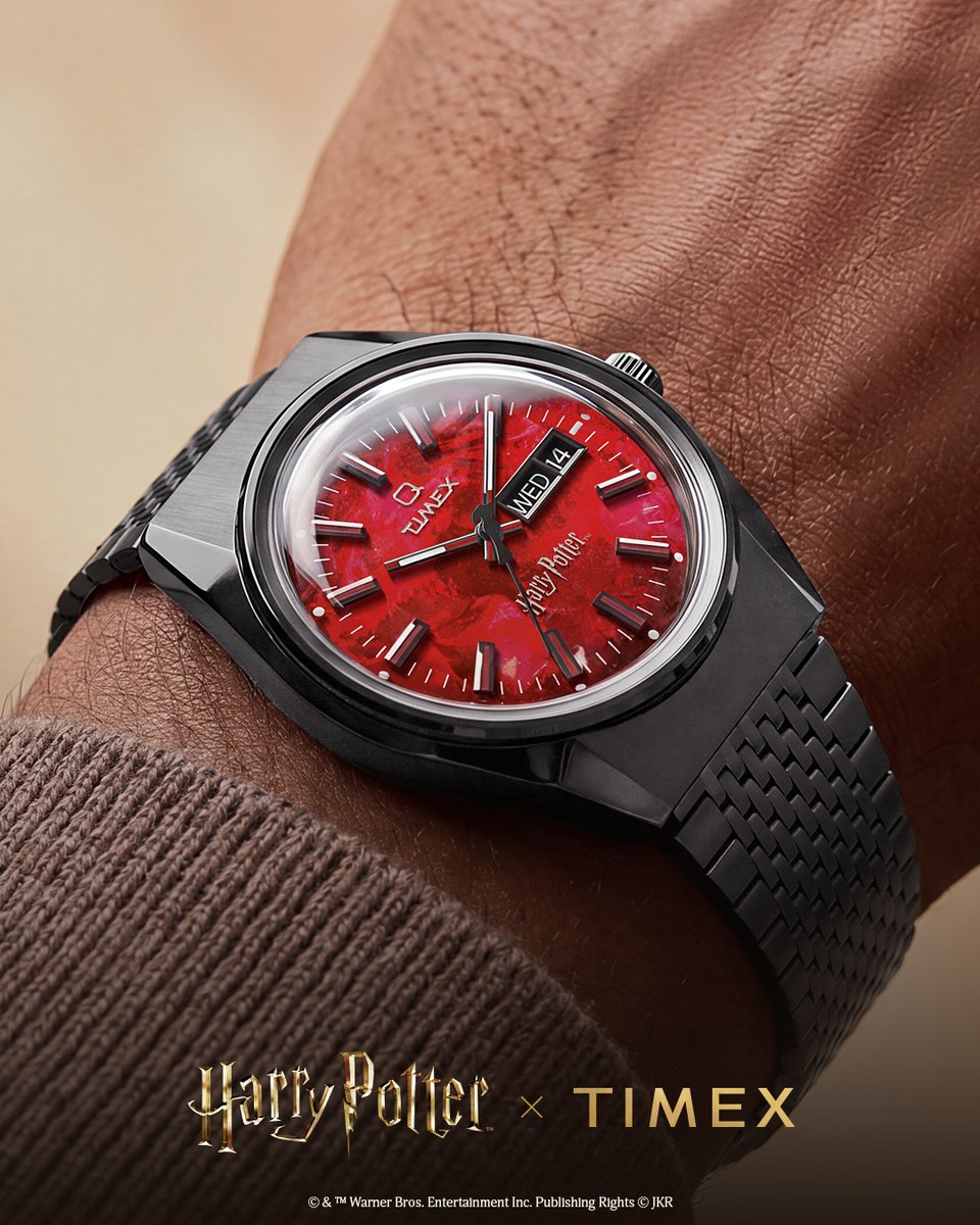 timex's tweet photo. Make every second golden.​

Our special edition Q Timex brings the legendary Sorcerer’s Stone to life with a fiery red dial and black IP-coated stainless-steel case and bracelet. A day and date display, wand-shaped second hand, and exhibition case back bearing the name The Sorcerer’s Stone complete this spellbinding collector’s treasure.​

Shop the collection: https://t.co/NdQXuhVE1u

#Timex #HarryPotter @harrypotter