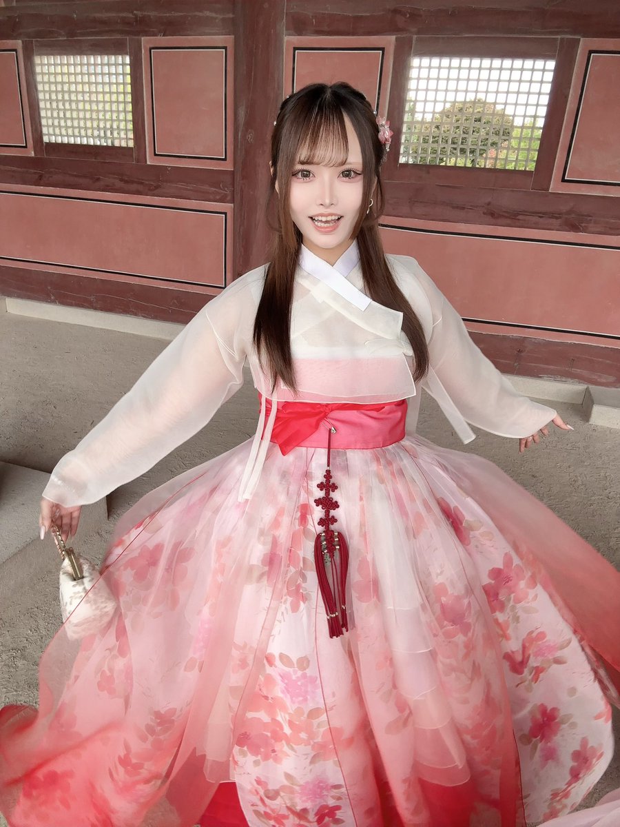 mauve_moka's tweet photo. インスタ用の綺麗な私とチマチョゴリひろげて楽しそうな私 https://t.co/iD1qygKwBZ