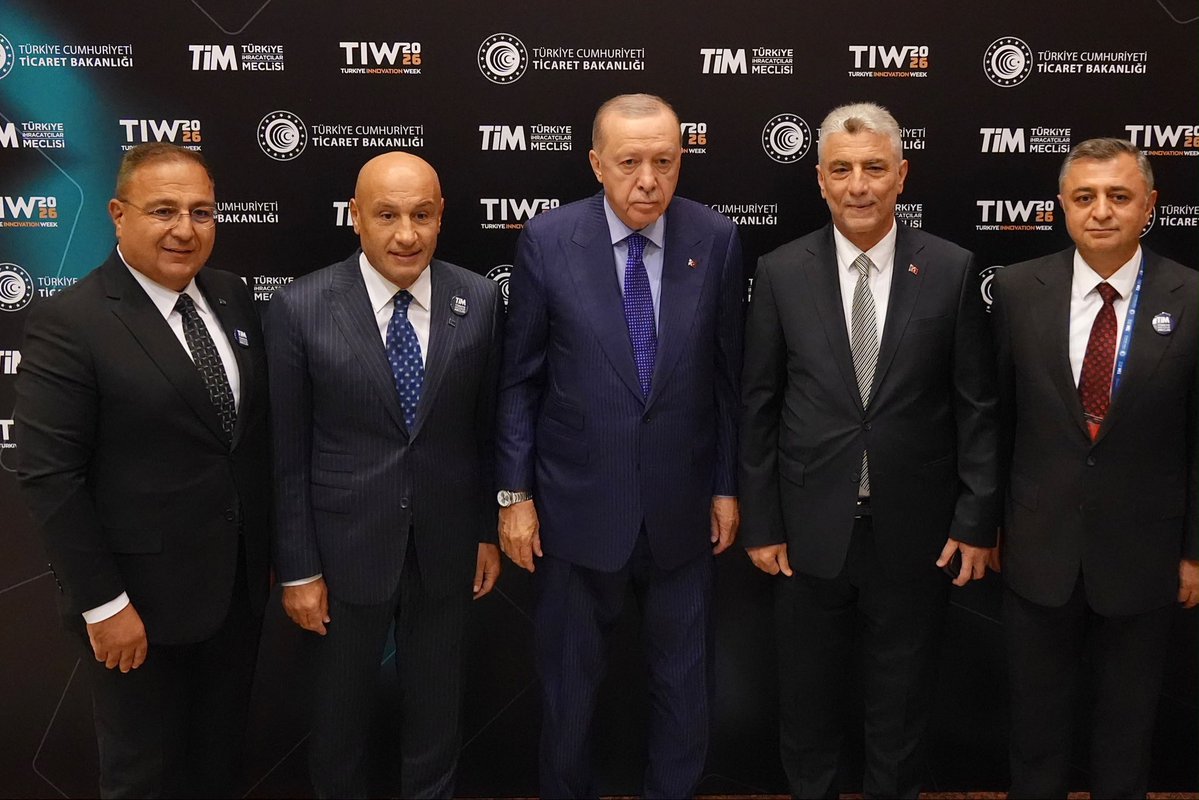 omerbolatTR's tweet photo. Cumhurbaşkanımız Sayın Recep Tayyip Erdoğan’ın teşrifleriyle, Türkiye İhracatçılar Meclisimizin ev sahipliğinde İstanbul’da düzenlenen “13. Türkiye İnovasyon Haftası” programına katıldık.

“İnsanlığın Yeni Evresi” temasıyla gerçekleştirilen programda, Sayın Cumhurbaşkanımızın, teknoloji ve inovasyonun geleceğine, Türkiye’nin millî teknoloji hamlesine ve yüksek katma değerli üretimin önemine ilişkin ufuk açıcı hitaplarını dinledik.

Cumhurbaşkanımız Sayın Erdoğan’ın ifade ettikleri gibi, “Türkiye olarak teknoloji yarışında geri kalmak istemiyoruz.” Yapay zekâ, robotik, biyoteknoloji ve otonom teknolojiler başta olmak üzere dünyayı yeniden şekillendiren gelişmeler karşısında, ülkemizin araştırma-geliştirme kapasitesini ve inovasyon altyapısını güçlendirmek stratejik bir zorunluluktur.

Teknolojide ilerlerken insanı ve insani değerleri merkeze alan bir anlayışı esas almak da büyük önem taşımaktadır. Sayın Cumhurbaşkanımızın, teknolojinin insan hayatına sağlayacağı faydanın insan faktörü ve insani değerlerle birlikte değerlendirilmesine yönelik vurgusu, geleceğin üretim ve inovasyon vizyonuna ışık tutmaktadır.

Millî Teknoloji Hamlemizle bugün 115 teknoparka, 20 milyar dolarlık araştırma-geliştirme harcamasına ve 8 Turcorn’a ulaşan Türkiye, teknoloji üretme ve küresel rekabette daha güçlü bir konuma yükselme yolunda kararlılıkla ilerlemektedir. Sayın Cumhurbaşkanımızın ortaya koyduğu 2030 yılına kadar 100 bin teknolojik girişim ve 100 milyar dolarlık toplam değerleme hedefi, bu vizyonun en somut göstergelerindendir.

Ticaret Bakanlığı olarak inovasyonu; üretimimizin, ihracatımızın, rekabet gücümüzün ve sürdürülebilir kalkınmamızın temel unsurlarından biri olarak görüyoruz. Girişimcilerimizin, sanayicilerimizin ve ihracatçılarımızın yenilikçi fikirlerini küresel pazarlarda başarıya dönüştürmeleri için çalışmalarımızı sürdürüyoruz.

Türkiye, teknolojiyi yalnızca kullanan değil; geliştiren, üreten ve dünyaya ihraç eden bir ülke olma hedefiyle Türkiye Yüzyılı’nı inşa ediyor. 🇹🇷