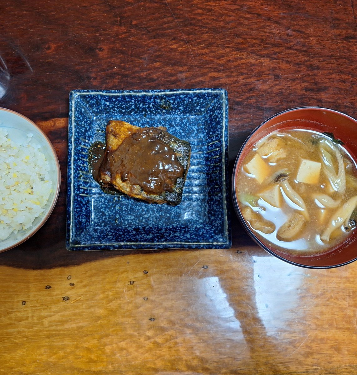 kiroku8282's tweet photo. 夜ごはん

写真にはないけど
夫氏が作ったチャーハンを
少しだけ味見😇

雑穀ごはん 94g　153 kcal

鯖の味噌煮 76g　165 kcal

味噌汁　75 kcal

チャーハン 　100 kcal

推定　490kcal

#夜ごはん 

#ダイエット https://t.co/bU5ZJ3iiAG