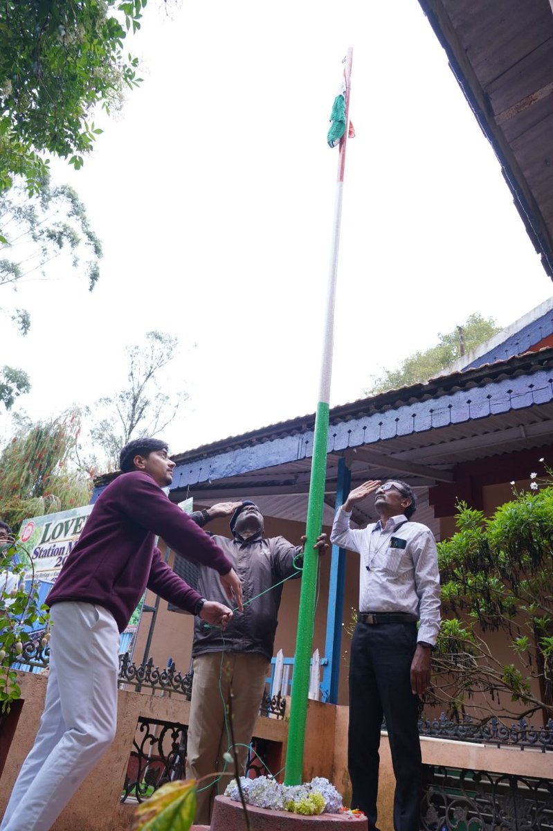 SalemDRM's tweet photo. Celebrations at the Most Charming Station! 🚩🎈🎂

Flag hosting, balloon releasing ceremony &amp; cake cutting &amp; cake distribution to passengers for Station Mahotsav celebrated for '118 years of Lovedale Railway Station'.

#Lovedale #StationMahotsav https://t.co/8yTifRvgNC