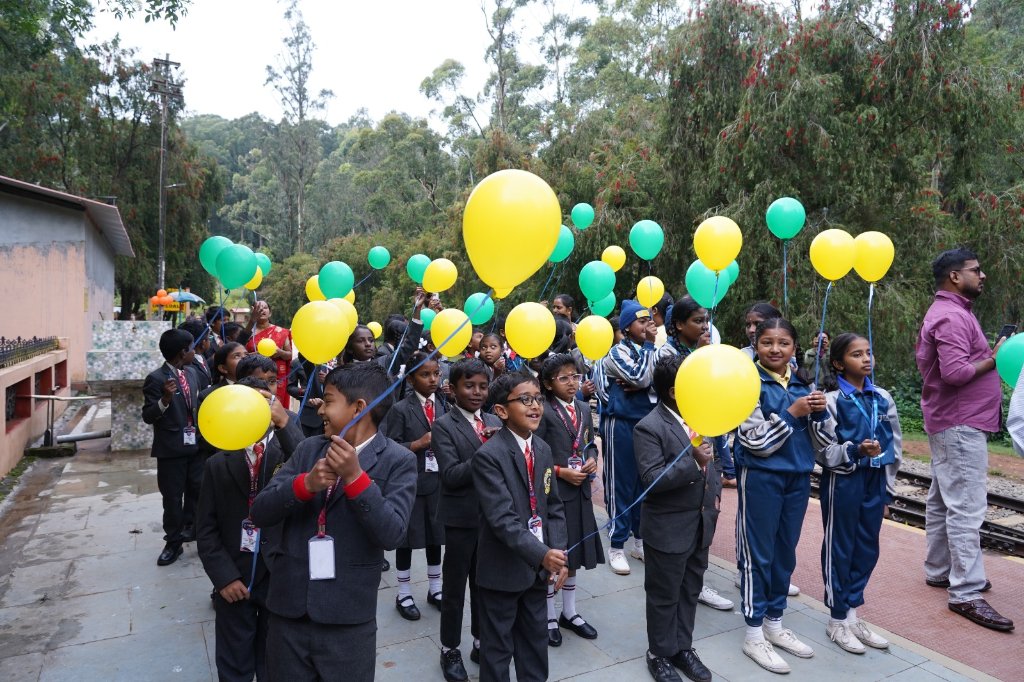 SalemDRM's tweet photo. Celebrations at the Most Charming Station! 🚩🎈🎂

Flag hosting, balloon releasing ceremony &amp; cake cutting &amp; cake distribution to passengers for Station Mahotsav celebrated for '118 years of Lovedale Railway Station'.

#Lovedale #StationMahotsav https://t.co/8yTifRvgNC