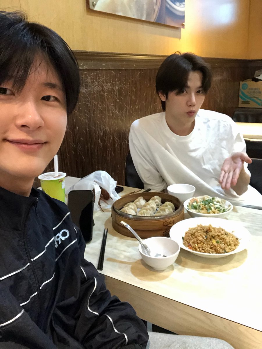 CRAVITY_twt's tweet photo. 어이~ 서씨 생일 축하혀~
#민희 #HAPPYWOOBINDAY https://t.co/oM3EIOCts2