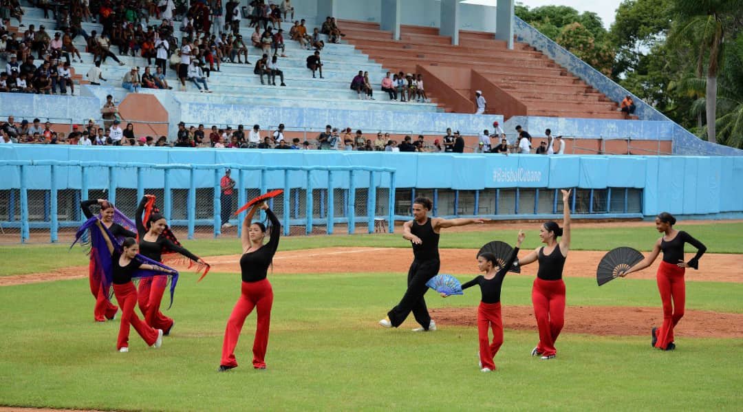 camaguey_inder's tweet photo. #CubaEsCultura

Desde el diamante ⚾ Sangre Gitana 

Gracias por tan bella presentación, disfrutada por los asistentes al juego de béisbol entre Toros de Camagüey vs Leñadores de Las Tunas, este jueves 

📷 Rodolfo Blanco Cue 

#Camagüey
#65SNB https://t.co/DniRr99xRA