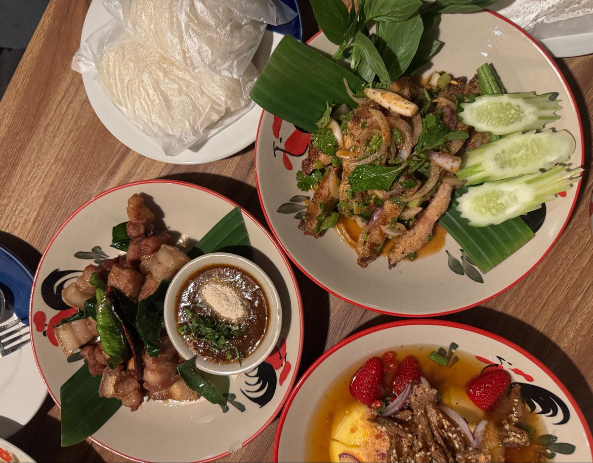 away_but_online's tweet photo. ใครมาศรีราชาหรือชลบุรีมีร้านส้มตำมาแนะนำ

📍ไฮโปปลาร้าอีเมีย (Hypoplaraemia)
- ภาวะปลาร้าในเลือดต่ำ
 
ตอนเห็นชื่อร้านครั้งแรกก็สงสัยคืออะไร แต่พอเห็น tag line ก็อ่อ เล่นกับชื่อโรคนี่เอง คิดเก่งมาก 

อาหารอร่อยทุกเมนูเลย แต่ที่อยากแนะนำมี
- ต้มหมูสับข้าวคั่ว : รสชาติเหมือนต้มแซ่บ แต่หอมข้าวคั่วมาก ซดแล้วสดชื่น
- ยำกะปิมะม่วงและสตอเบอรี่ : เมนูนี้มะม่วงถึงมาก กินแล้วตื่นเลย เปรี้ยวเข้ากับกะปิได้ดีมาก
- ไก่ทอดน้ำปลา : เมนูนี้อาจจะดูธรรมดา แต่ที่ร้านใช้น้ำปลา otop ของบางพระ ชลบุรี จะเค็มๆหวานๆ อร่อยมัก

ขนาดเราสั่งเผ็ดน้อยรสชาติยังดีเข้มข้นไม่ดรอปเลย ถ้าสั่งรสออริต้องแซ่บมากแน่ๆ

ใครมาแถวนี้แล้วอยากกินส้มตำแนะนำๆ

#รีวิวร้านอาหาร #ร้านอาหารศรีราชา #พัทยา #ชลบุรี