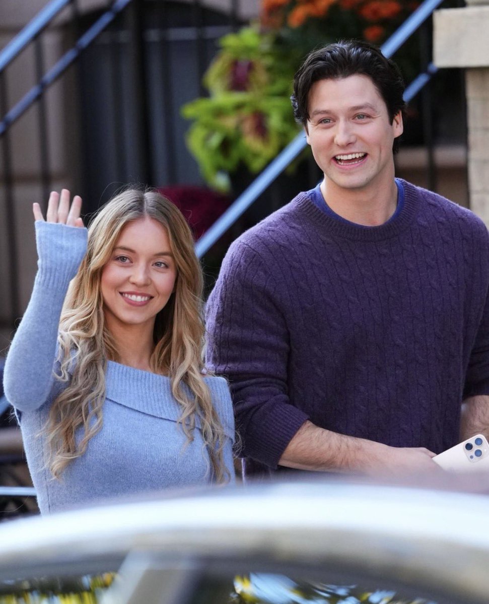UniversoDSilvia's tweet photo. ⚠️ATENCIÓN⚠️

Nuevas fotos de Stephen Kalyn y Sydney Sweeney para el rodaje de “El secreto de la asistenta”. https://t.co/HinvWHzt3T