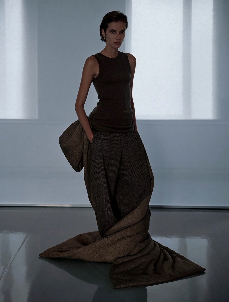 LegendaryLade's tweet photo. Phoebe Philo: Collection F! The introduction of dramatic bustles and trains!🔥 https://t.co/RUsIeFtgK5