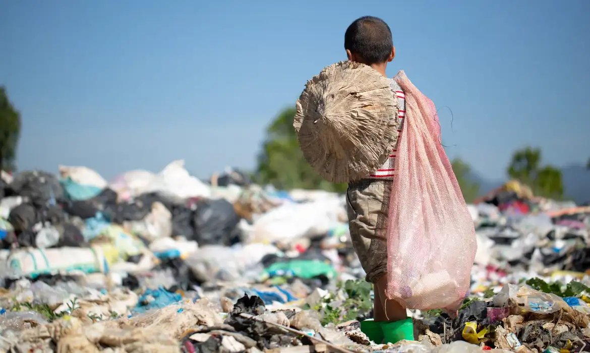 g1's tweet photo. Brasil tem 1,5 milhão de crianças e adolescentes no trabalho infantil https://t.co/VRq8FaIK3Z #g1 https://t.co/JZ9FmpO9K9