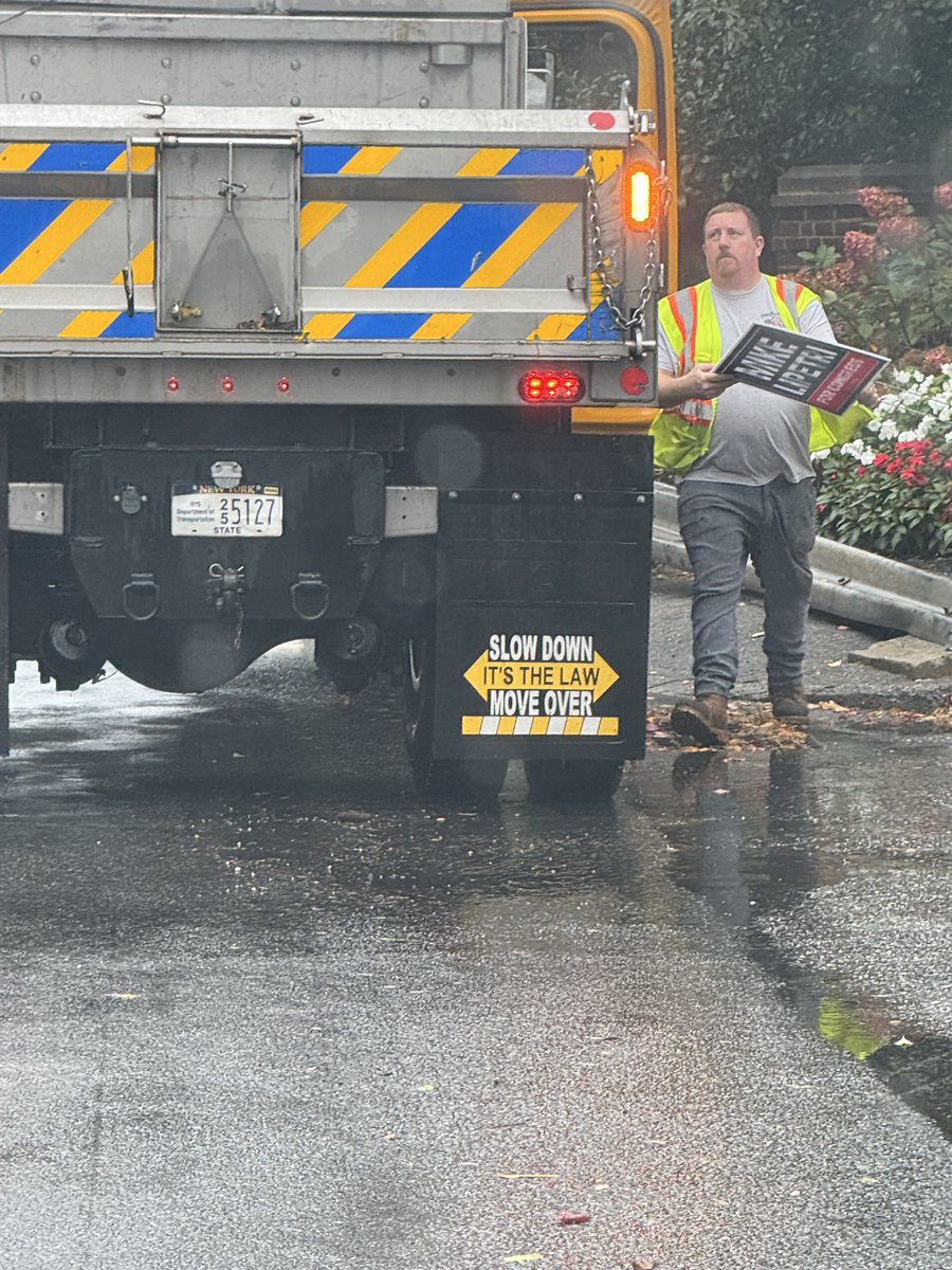 kevin_smith45's tweet photo. Does someone want to explain to me why New York State Transportation workers are pulling down Republican Lawn Signs off PRIVATE PROPERTY!!!! https://t.co/sf5Ss6ZUxV