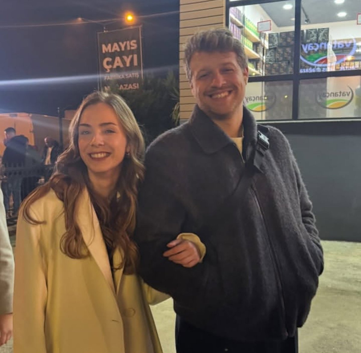pimpirella0's tweet photo. Komşunun camına taş atsalar avburun başına düşüyor bu kadar bahtsız olmazsınız ya 🤦♀️ Fanlık dozunu azaltalım lütfen hastalıklı görünüyorsunuz. Çiftim gıcır gıcır 💃🏻 exlerde ayrı gıcır oh mis. #OrEl #CenSev https://t.co/w3XNkjVwSF