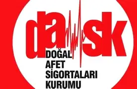 KulisSinyal's tweet photo. FLAŞ KULİS | 
DASK VE TÜRK REASÜRANS’TA 10 MİLYAR TL’LİK KAYIP İDDİASI: RAPOR NEREDE?
Türkiye Sigorta sorgulanırken, sigortacılık kulislerinde daha eski fakat hâlâ açıklığa kavuşmamış başka bir dosya yeniden konuşuluyor.

İddiaya göre Türk Reasürans ve teknik işleticiliğini yürüttüğü DASK’ın kaynakları, Q Yatırım Bankası ve Allbatross bağlantılı işlemler nedeniyle yaklaşık 10 milyar TL zarara uğratıldı. Konuya ilişkin bir inceleme raporunun SEDDK’da bekletildiği de öne sürülüyor.

Bu iddialar henüz kamuya açıklanmış resmî bir raporla doğrulanmış değil. Tam da bu nedenle açıklama yapılması gerekiyor.

Q Yatırım Bankası Yönetim Kurulu Başkanı Ali Ercan, Kasım 2025’te yürütülen “tefecilik” soruşturması kapsamında tutuklanmıştı. Hakkında kesinleşmiş bir mahkûmiyet kararı bulunmuyor.

Türk Reasürans ve DASK Genel Müdürü Selva Eren ise Eylül 2025’te görevini devretti. Resmî açıklamada bu değişikliğin gerekçesi belirtilmedi.

Şimdi cevap bekleyen soru çok açık:

Gerçekten 10 milyar TL’ye yaklaşan bir kayıp var mı? Varsa bu kaynaklar hangi işlemlerde değerlendirildi, kararları kim verdi ve SEDDK raporu neden kamuoyuyla paylaşılmadı?

Bu rakam sıradan bir bilanço kalemi değil. Konu, deprem korkusuyla yaşayan milyonlarca insanın felaket günleri için oluşturulan güvencesidir.

#KulisSinyal #DASK #TürkReasürans #SEDDK #QYatırımBankası #AliErcan #SelvaEren