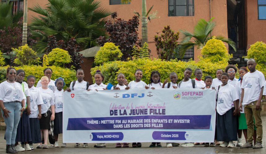 sofepadi's tweet photo. #Masisi : 400 adolescentes mobilisées pour les droits des filles

Du 12 au 14 octobre, 400 adolescentes ont pris part à des activités organisées à Kitshanga, Yopa, Rugarama et Burungu, dans la zone de santé de Mweso. Pour la plupart, c’était leur première célébration de la #JournéeInternationaleDeLaFille.

Issues de communautés affectées par les déplacements liés au conflit, elles ont échangé sur le mariage des enfants, le droit à l’éducation et la possibilité de construire leur avenir.

À l’issue des échanges, elles ont porté un message commun : « Binti si wa kuolewa, binti ni wa kusoma », en Français : une fille a droit à l’éducation et doit pouvoir réaliser ses rêves, sans être contrainte à un mariage précoce.

Ces activités ont été menées dans le cadre du projet Sisi na Haki, mis en œuvre en consortium avec #DFJ , avec le soutien de la @swissdevcoop 

#DroitsDesFilles #Masisi #SisiNaHaki